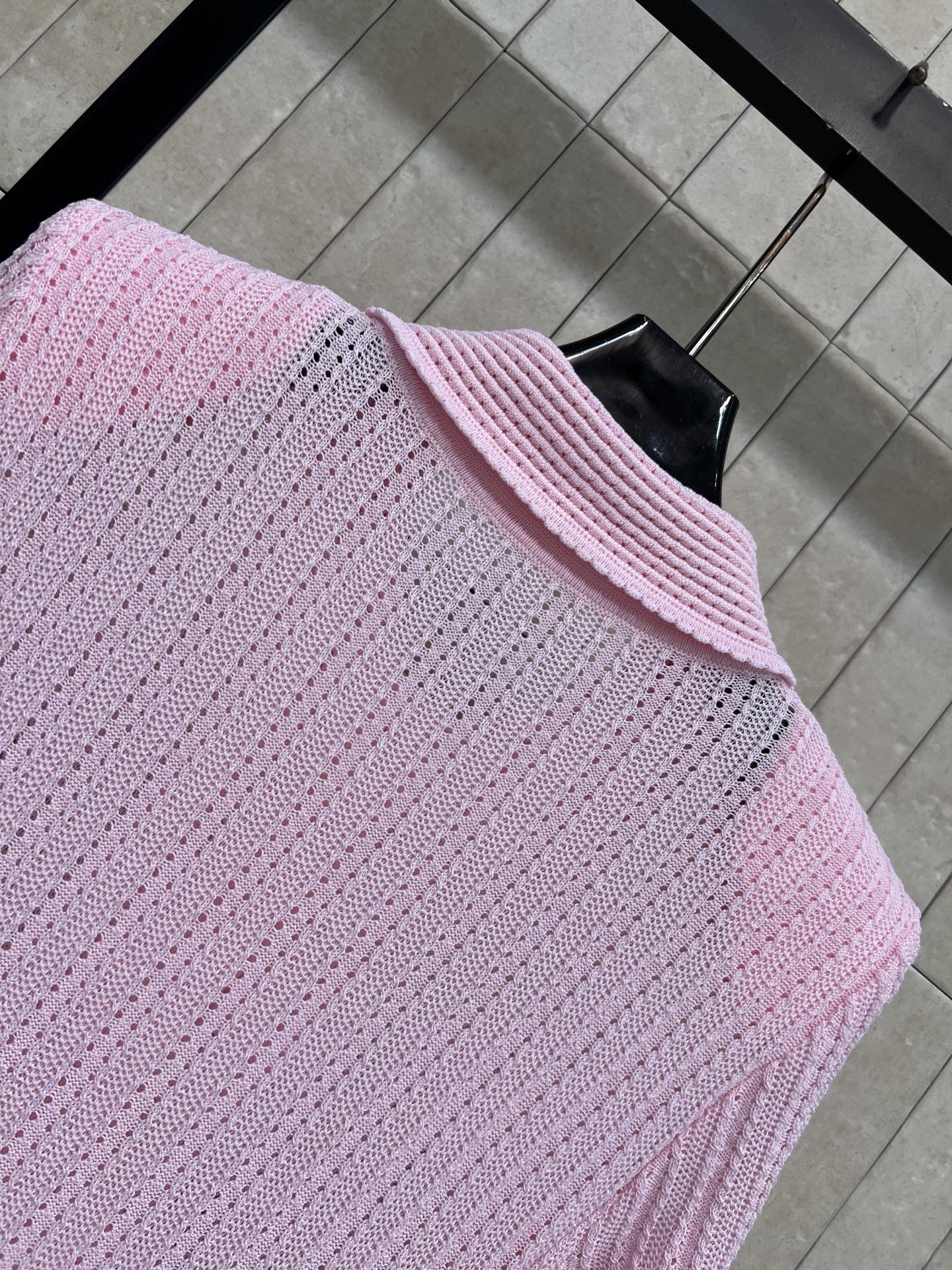 Self家 26春夏新款 粉色针织连衣裙 镂空针织肌理 竖坑条纹理显瘦又精致 翻领+荷叶边设计 优雅甜美