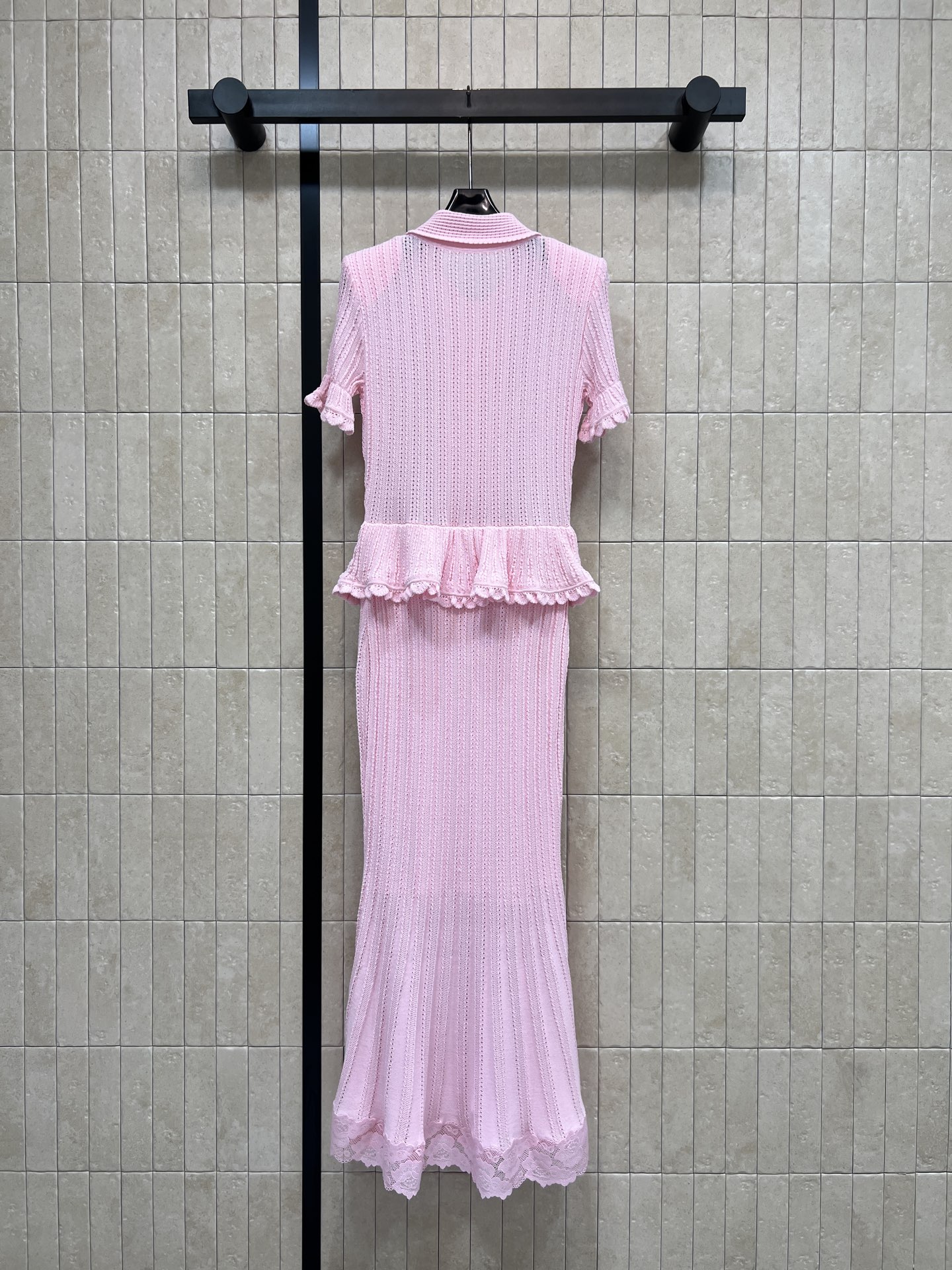 Self家 26春夏新款 粉色针织连衣裙 镂空针织肌理 竖坑条纹理显瘦又精致 翻领+荷叶边设计 优雅甜美