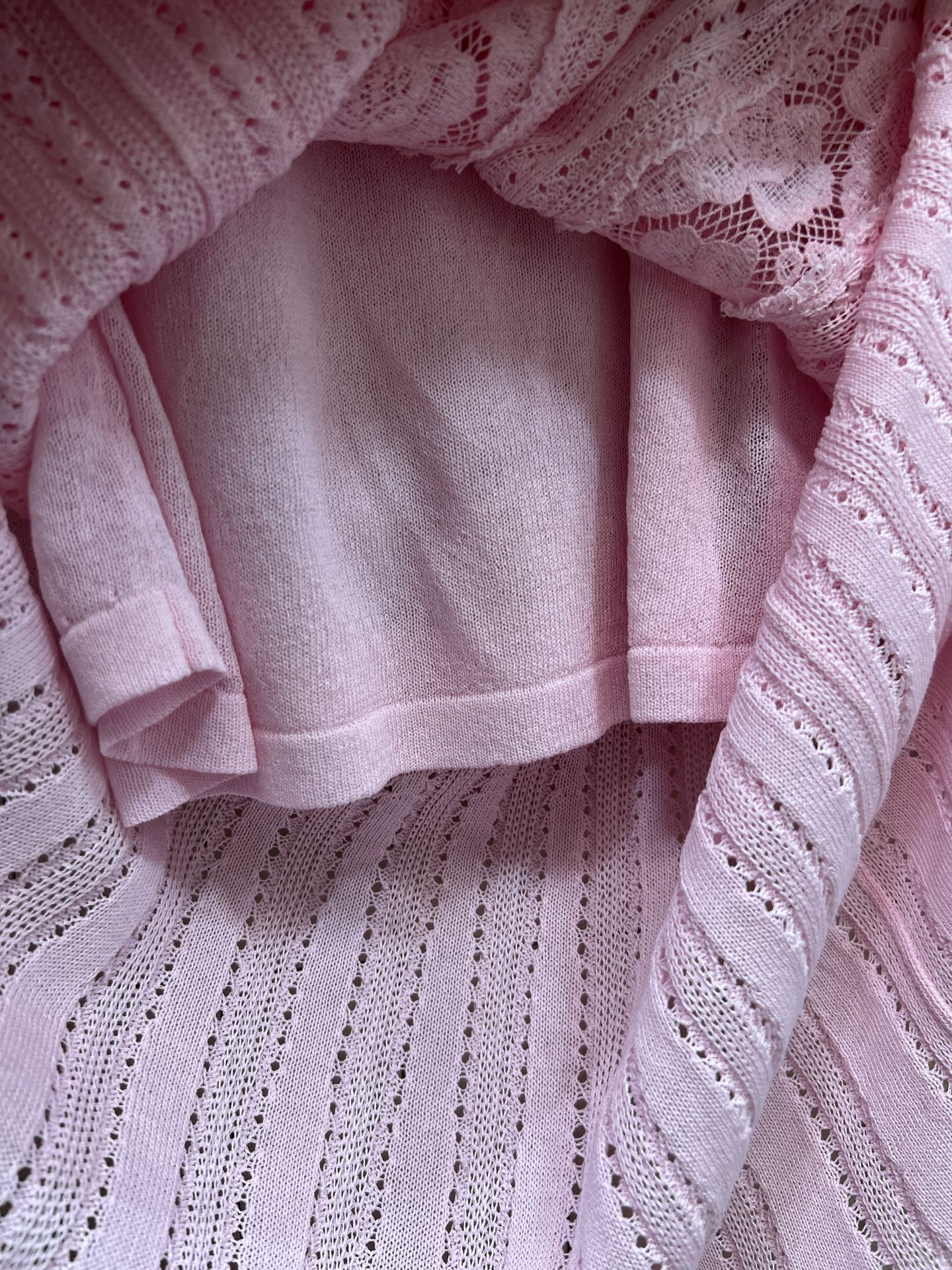 Self家 26春夏新款 粉色针织连衣裙 镂空针织肌理 竖坑条纹理显瘦又精致 翻领+荷叶边设计 优雅甜美