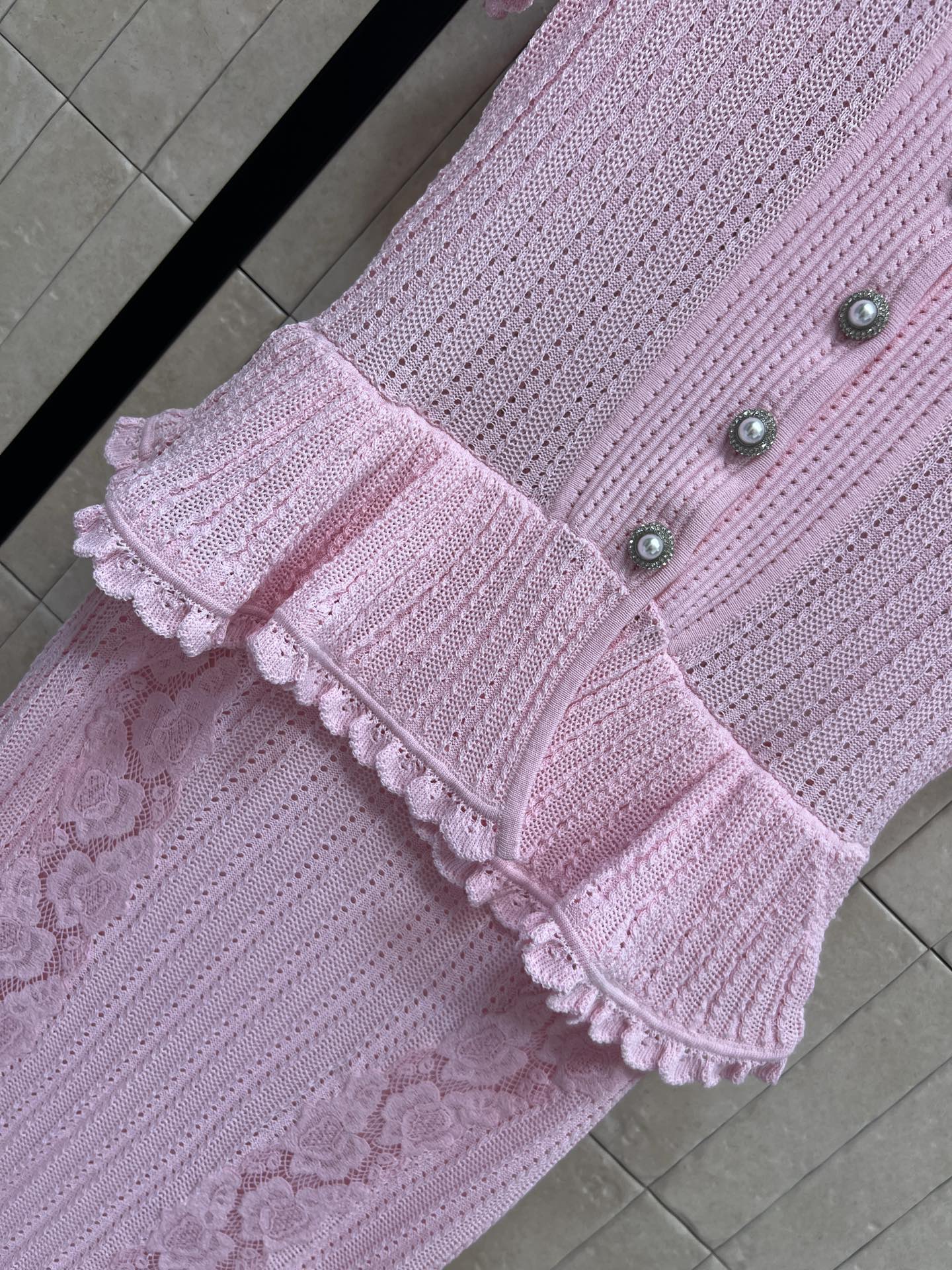 Self家 26春夏新款 粉色针织连衣裙 镂空针织肌理 竖坑条纹理显瘦又精致 翻领+荷叶边设计 优雅甜美