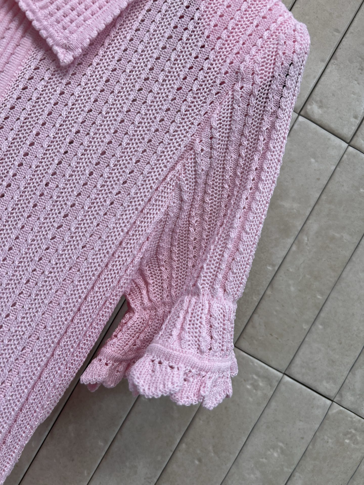 Self家 26春夏新款 粉色针织连衣裙 镂空针织肌理 竖坑条纹理显瘦又精致 翻领+荷叶边设计 优雅甜美