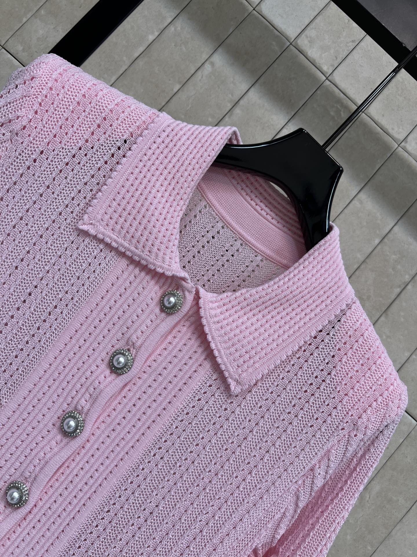 Self家 26春夏新款 粉色针织连衣裙 镂空针织肌理 竖坑条纹理显瘦又精致 翻领+荷叶边设计 优雅甜美