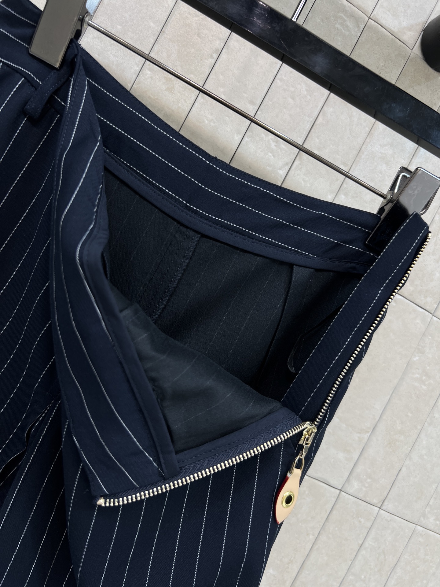 L家 26春夏新款 条纹阔腿裤 高腰设计 面料垂感超赞 修饰腿型显瘦 前襟立体褶设计 版型松弛不紧绷 条