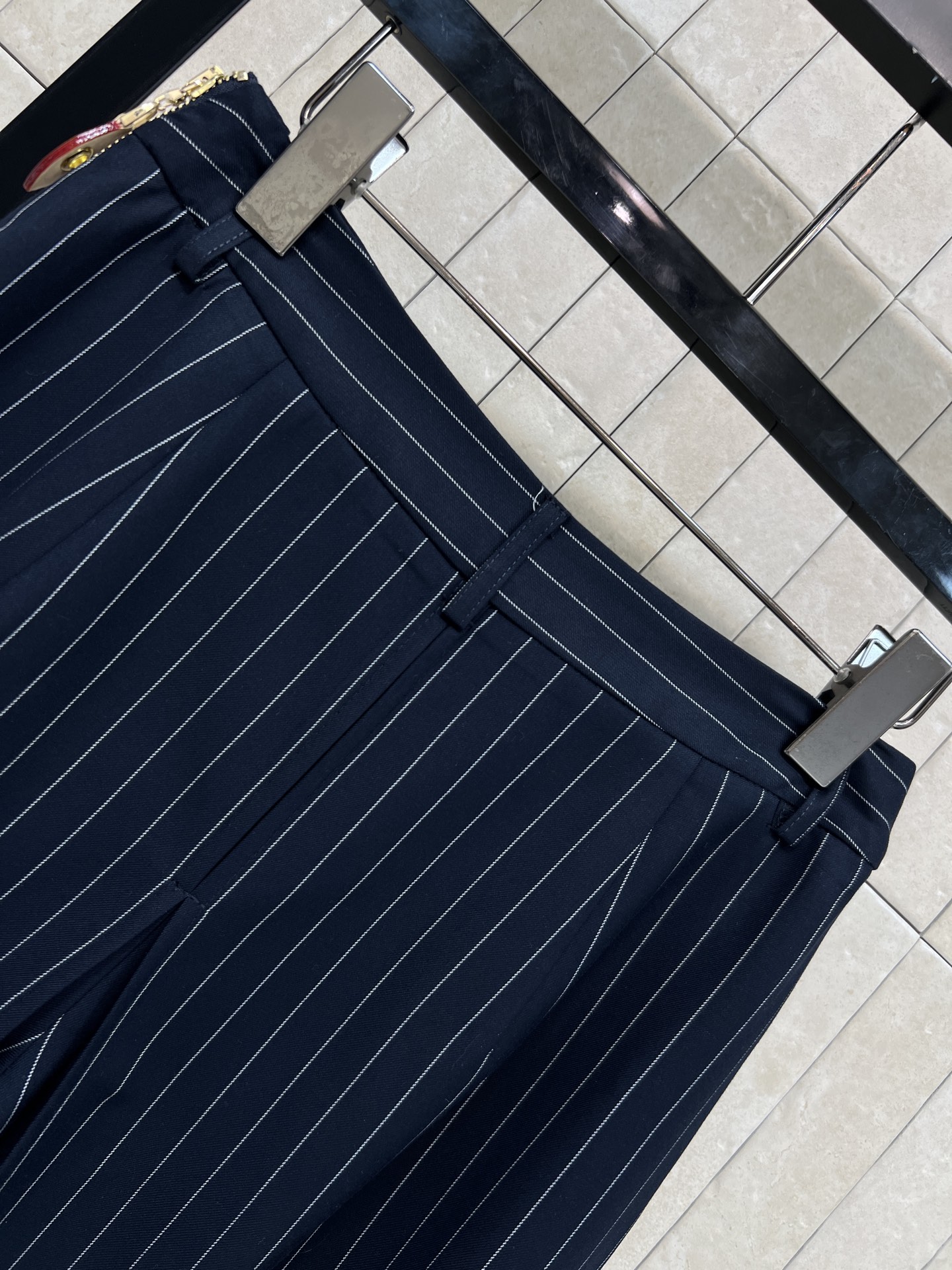 L家 26春夏新款 条纹阔腿裤 高腰设计 面料垂感超赞 修饰腿型显瘦 前襟立体褶设计 版型松弛不紧绷 条