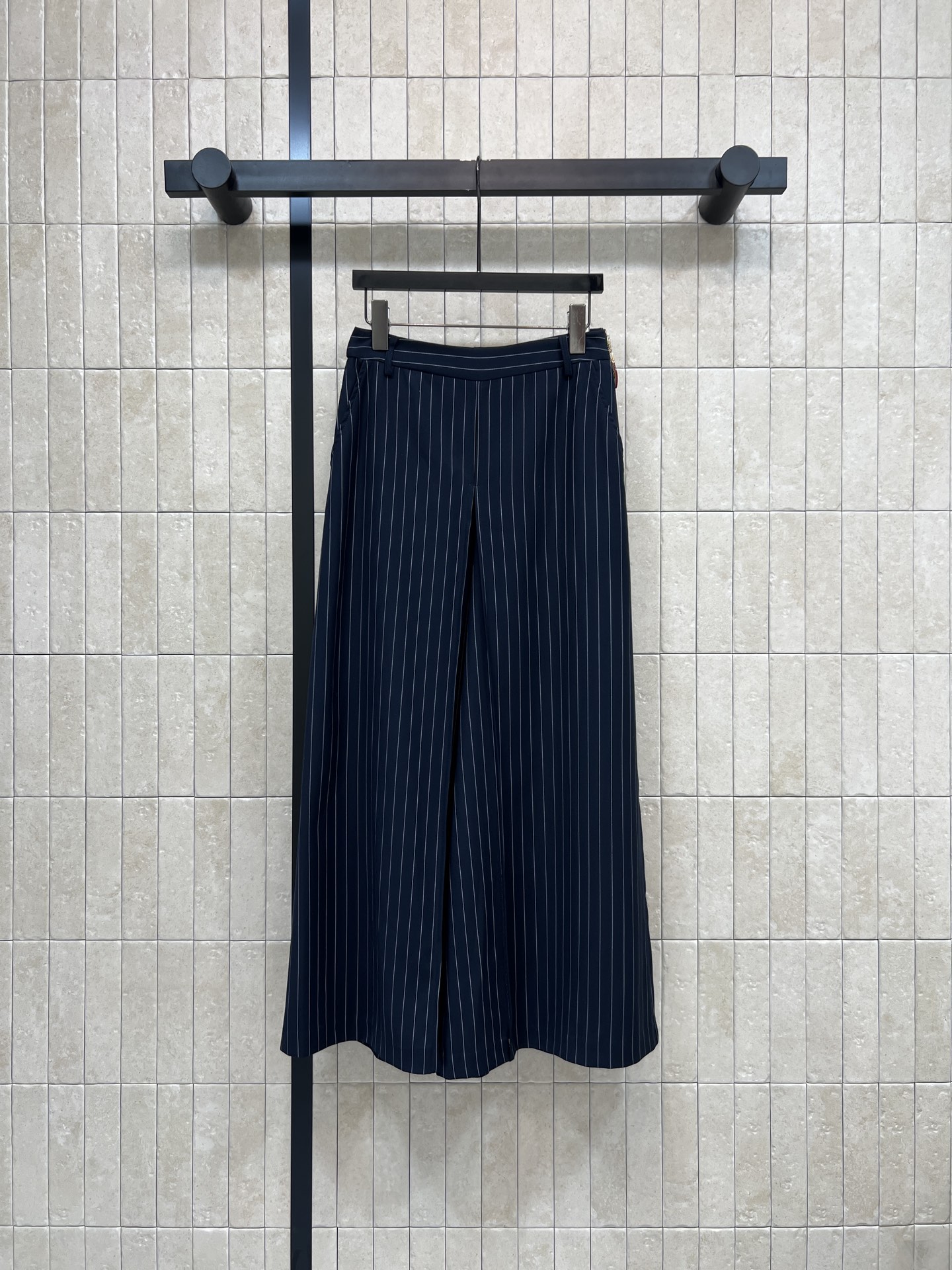 NO:805710,L's 26 spring and summer new style striped wide-leg pants. High-waisted design. The fabric has great drape. Modifies the legs to look slimmer. Three-dimensional pleat design on the front. The style is loose and not tight. The stripe element is classic and versatile. It can be easily worn for commuting, daily life and leisure. It looks great with shirts, sweaters or suit jackets. Easily switch between multiple styles. Four sizes in one color. Size/S-M-L-XL,, louis vuitton, jackets & coats, shirts, business suit,19860909L家 26春夏新款 条纹阔腿裤 高腰设计 面料垂感超赞 修饰腿型显瘦 前襟立体褶设计 版型松弛不紧绷 条纹元素经典百搭 通勤 日常 休闲都能轻松驾驭 搭配衬衫 针织衫或西装外套都很出彩 轻松切换多种风格 一色四码Size/S-M-L-XL,,louis vuitton,jackets & coats,shirts,business suit,,Women's clothing