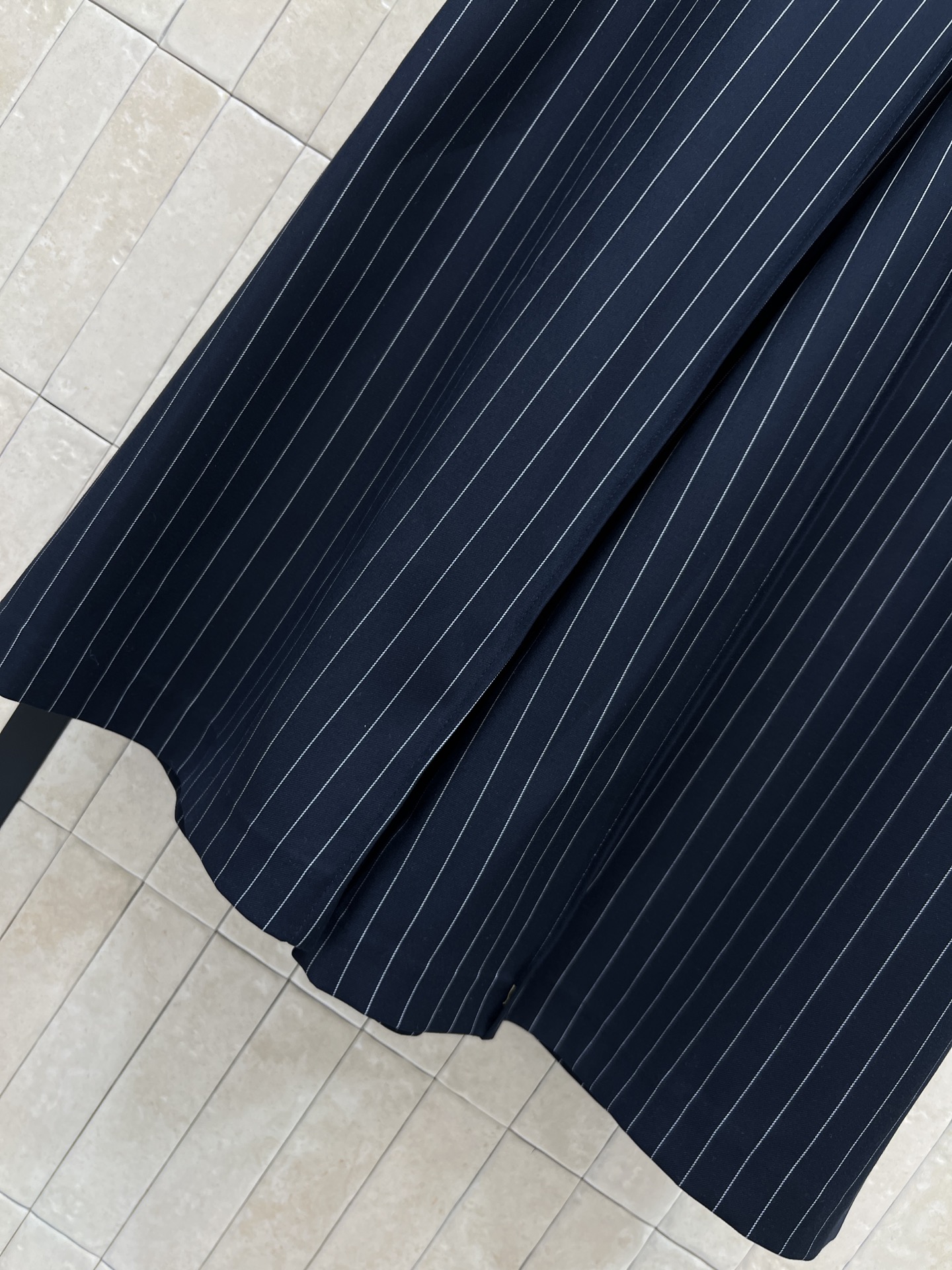 L家 26春夏新款 条纹阔腿裤 高腰设计 面料垂感超赞 修饰腿型显瘦 前襟立体褶设计 版型松弛不紧绷 条