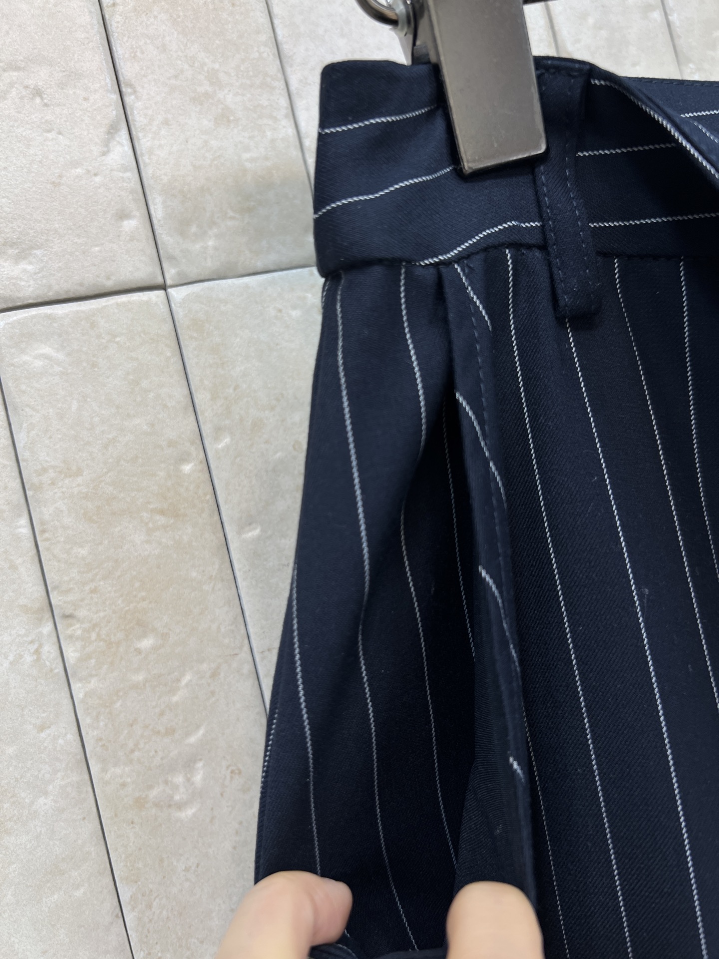 L家 26春夏新款 条纹阔腿裤 高腰设计 面料垂感超赞 修饰腿型显瘦 前襟立体褶设计 版型松弛不紧绷 条