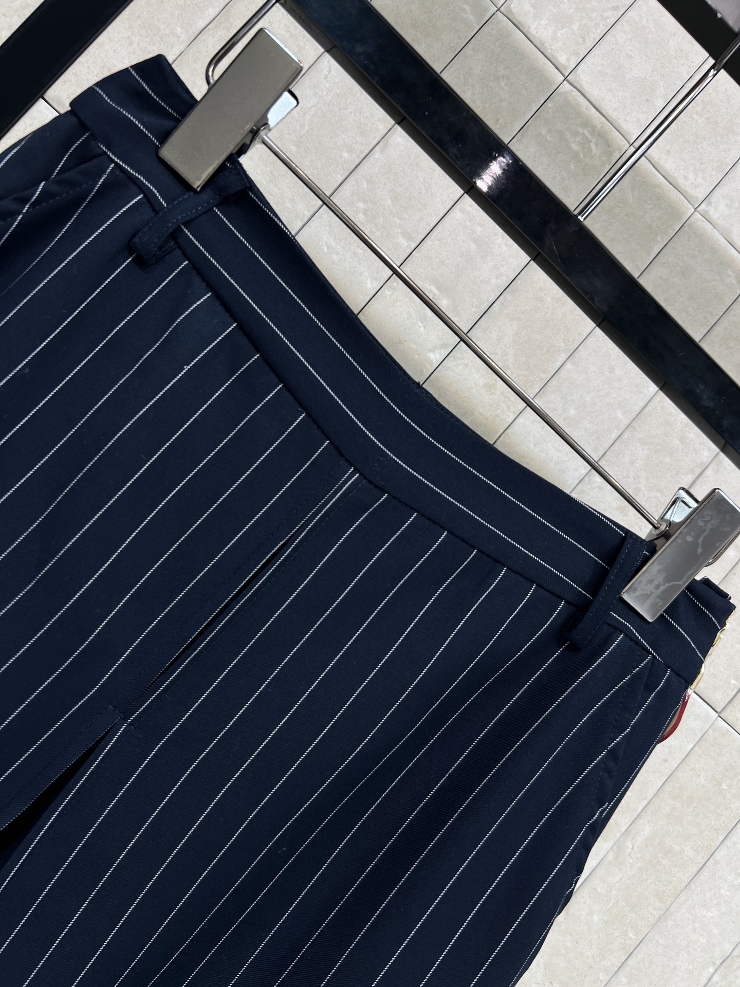 L家 26春夏新款 条纹阔腿裤 高腰设计 面料垂感超赞 修饰腿型显瘦 前襟立体褶设计 版型松弛不紧绷 条