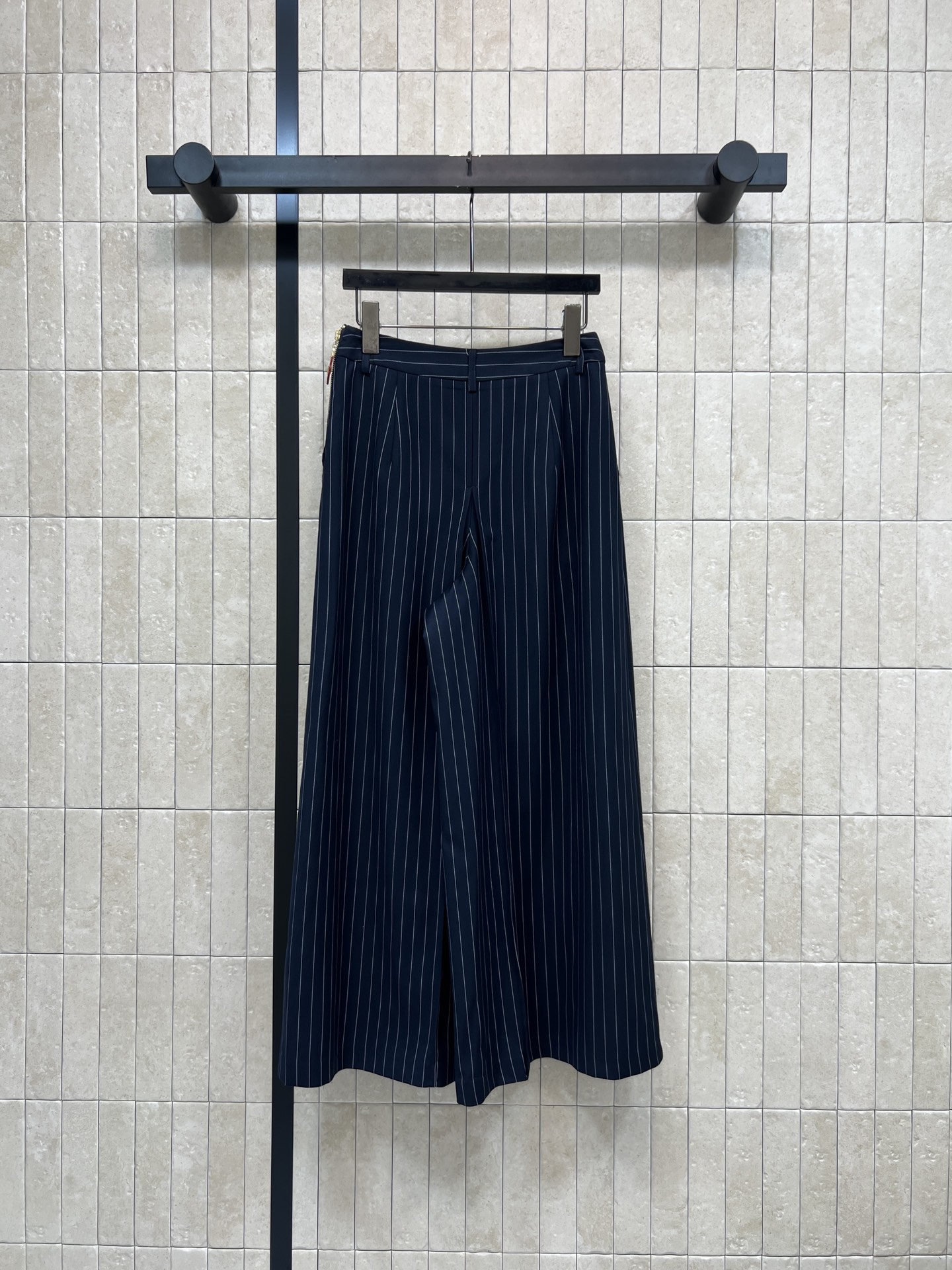 L家 26春夏新款 条纹阔腿裤 高腰设计 面料垂感超赞 修饰腿型显瘦 前襟立体褶设计 版型松弛不紧绷 条