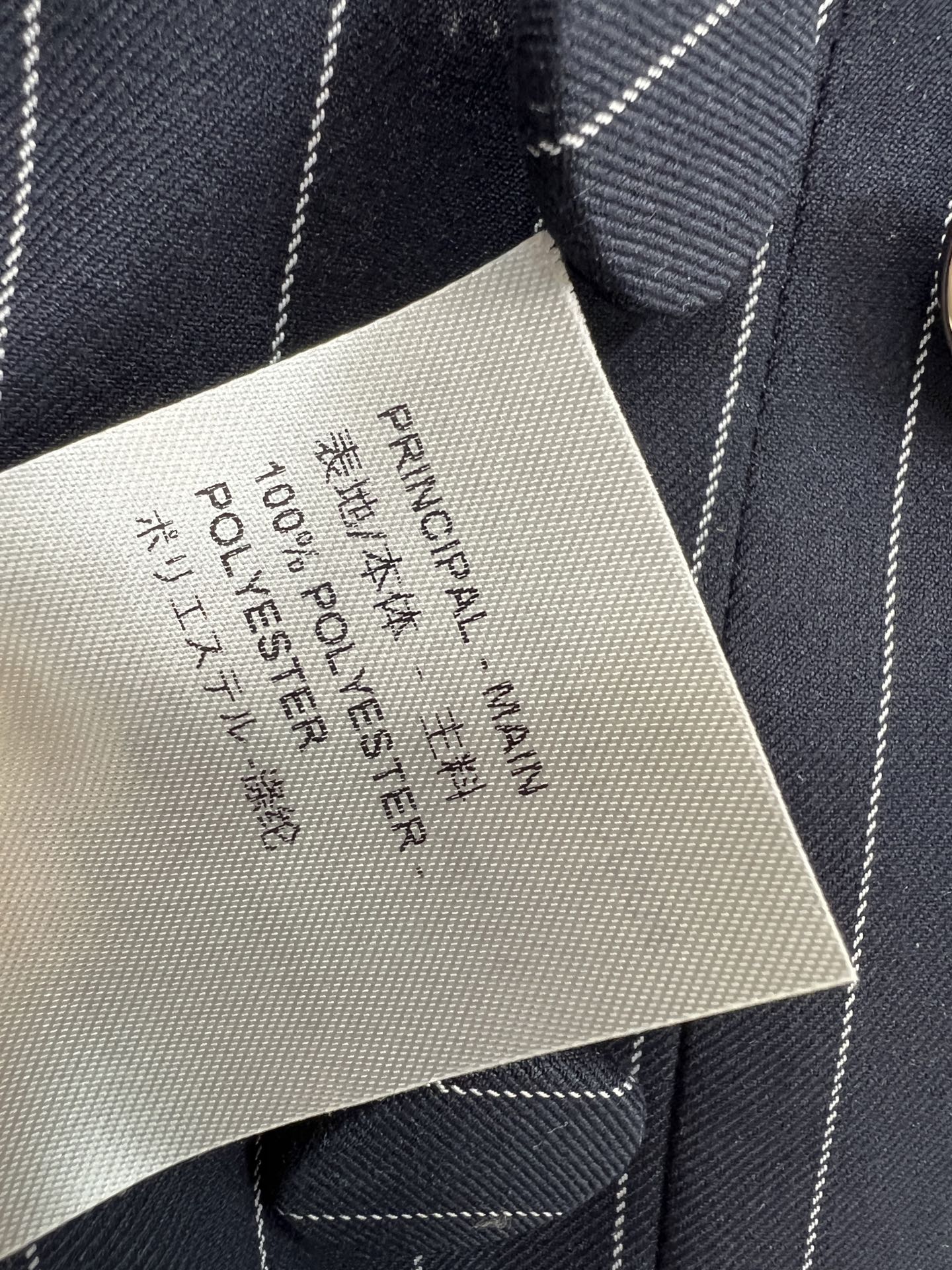 L家 26春夏新款 条纹短款马甲 面料柔软有型 弧形包边+精致金扣 细节拉满质感 短款收腰不规则纽扣开襟