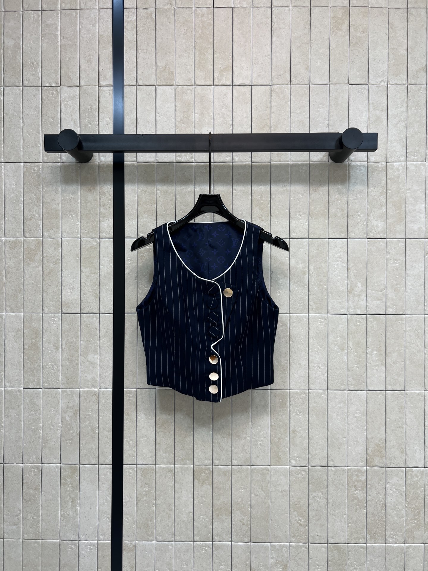 L家 26春夏新款 条纹短款马甲 面料柔软有型 弧形包边+精致金扣 细节拉满质感 短款收腰不规则纽扣开襟