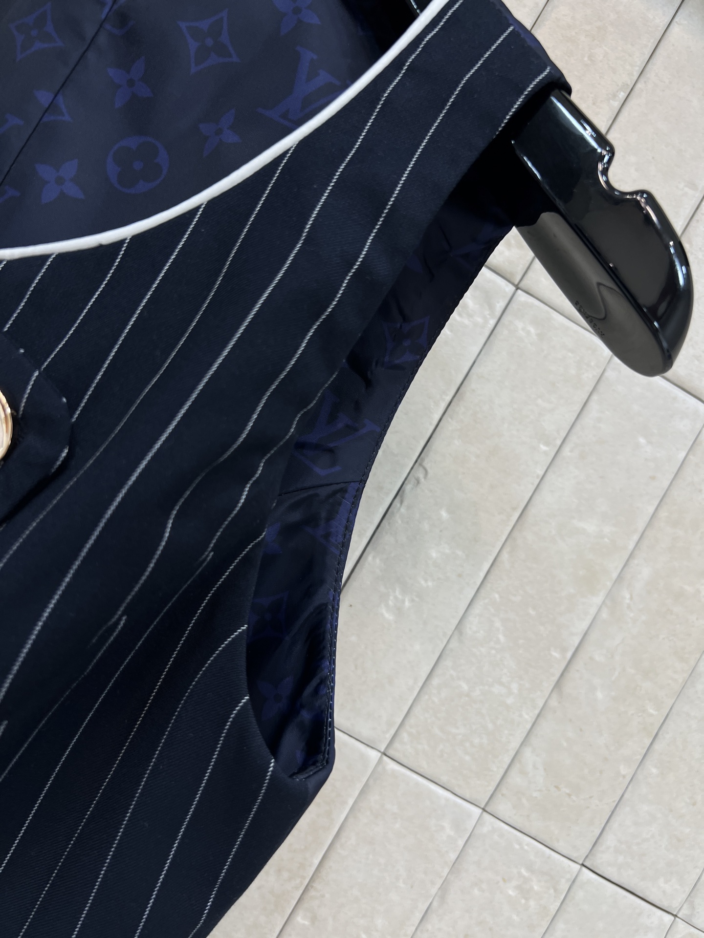 L家 26春夏新款 条纹短款马甲 面料柔软有型 弧形包边+精致金扣 细节拉满质感 短款收腰不规则纽扣开襟