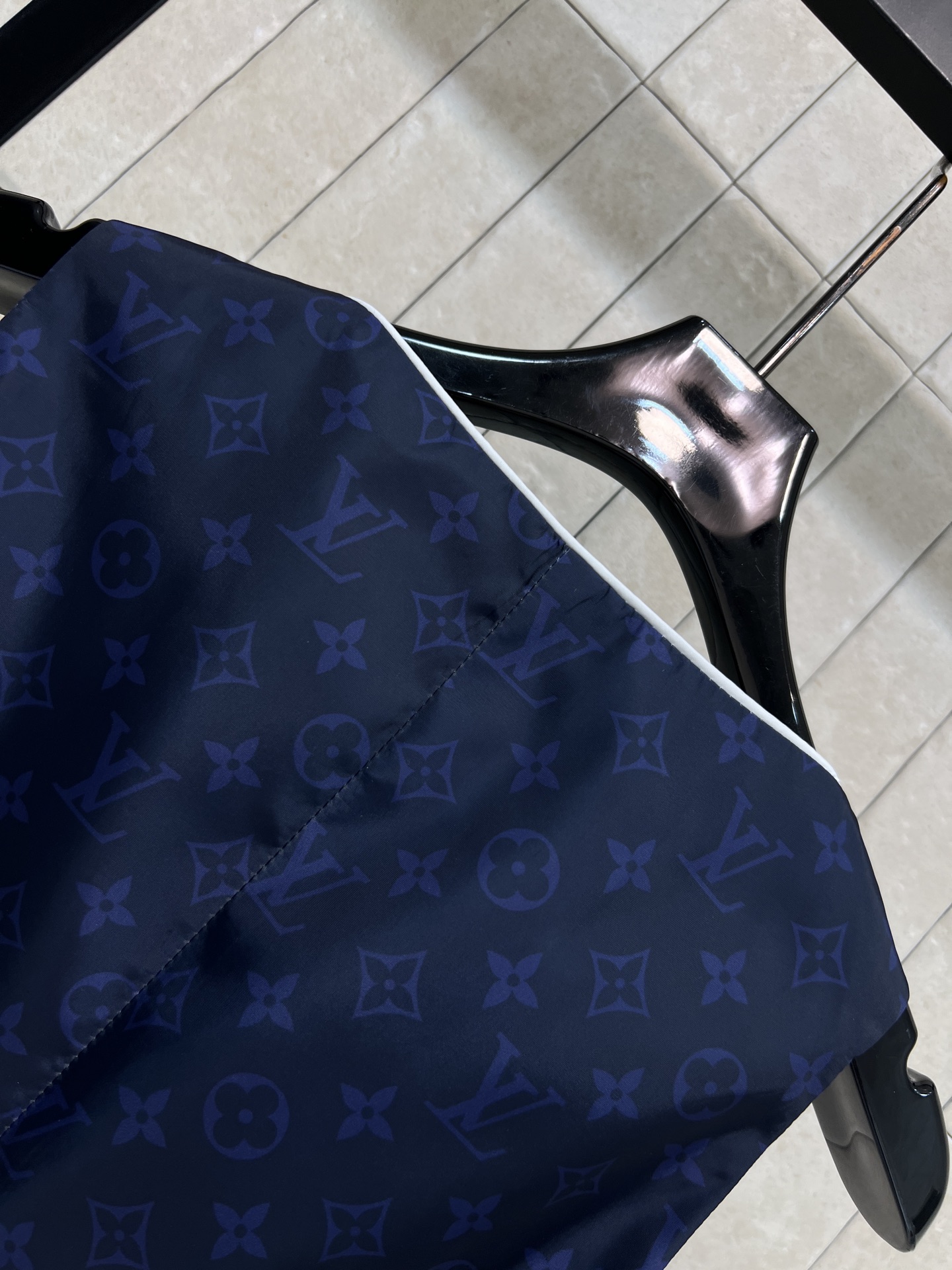 L家 26春夏新款 条纹短款马甲 面料柔软有型 弧形包边+精致金扣 细节拉满质感 短款收腰不规则纽扣开襟