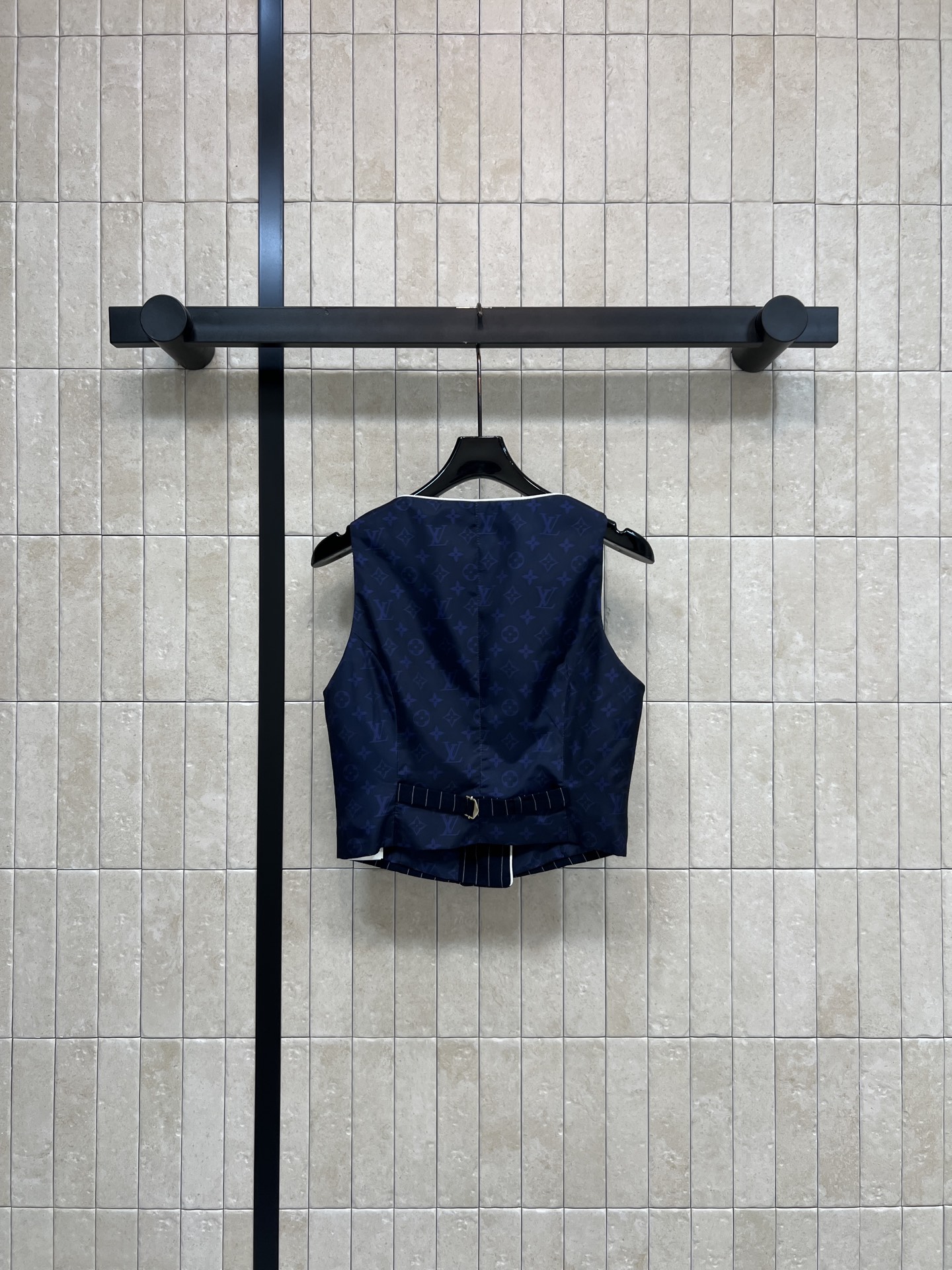 L家 26春夏新款 条纹短款马甲 面料柔软有型 弧形包边+精致金扣 细节拉满质感 短款收腰不规则纽扣开襟