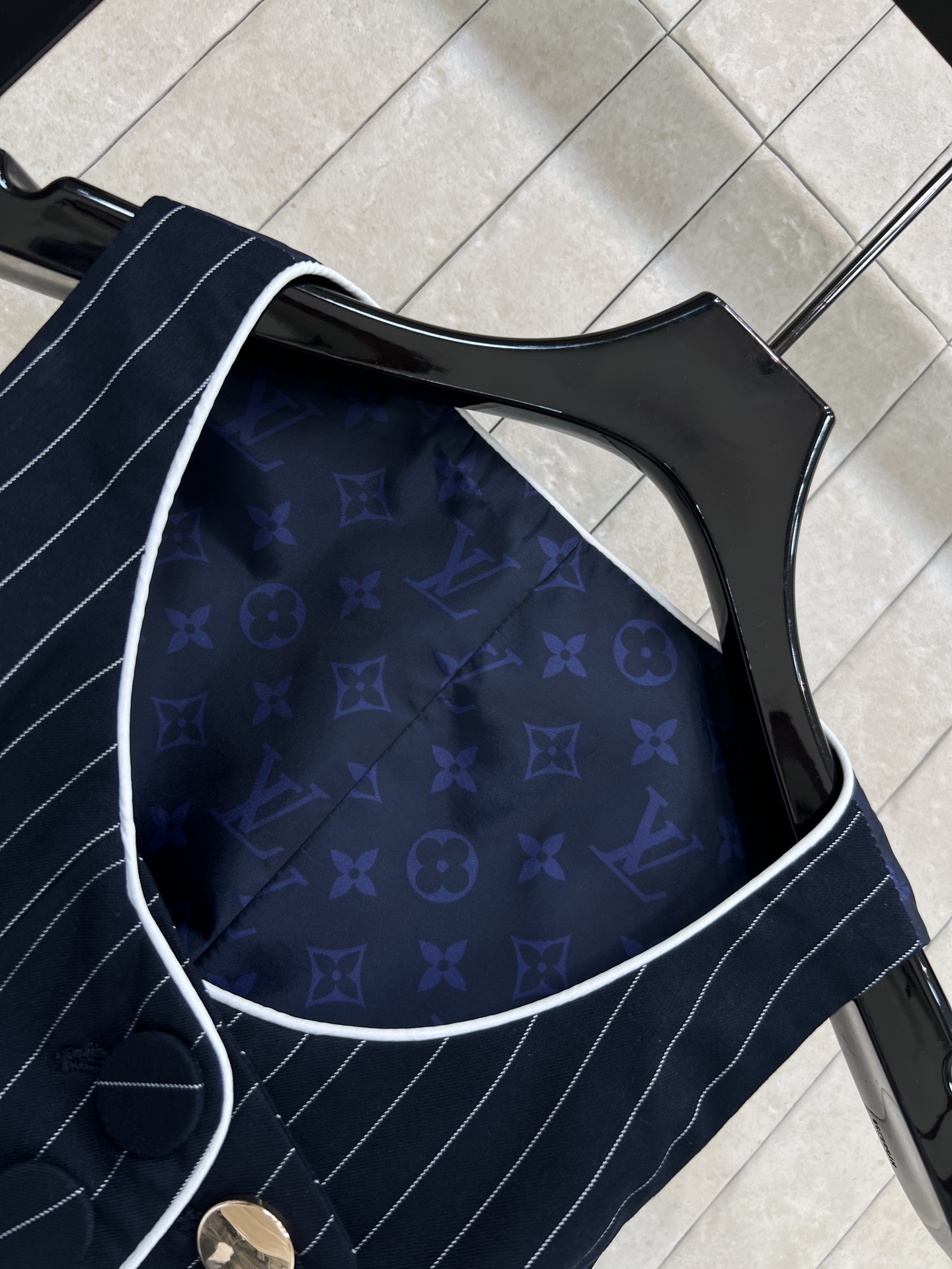 L家 26春夏新款 条纹短款马甲 面料柔软有型 弧形包边+精致金扣 细节拉满质感 短款收腰不规则纽扣开襟