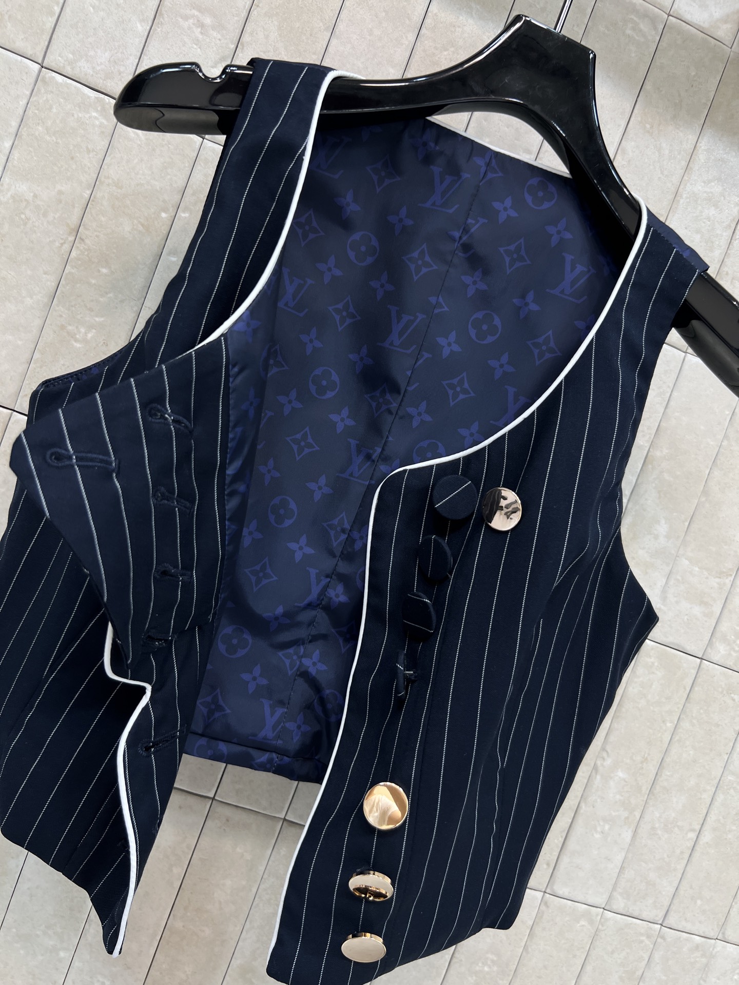 L家 26春夏新款 条纹短款马甲 面料柔软有型 弧形包边+精致金扣 细节拉满质感 短款收腰不规则纽扣开襟