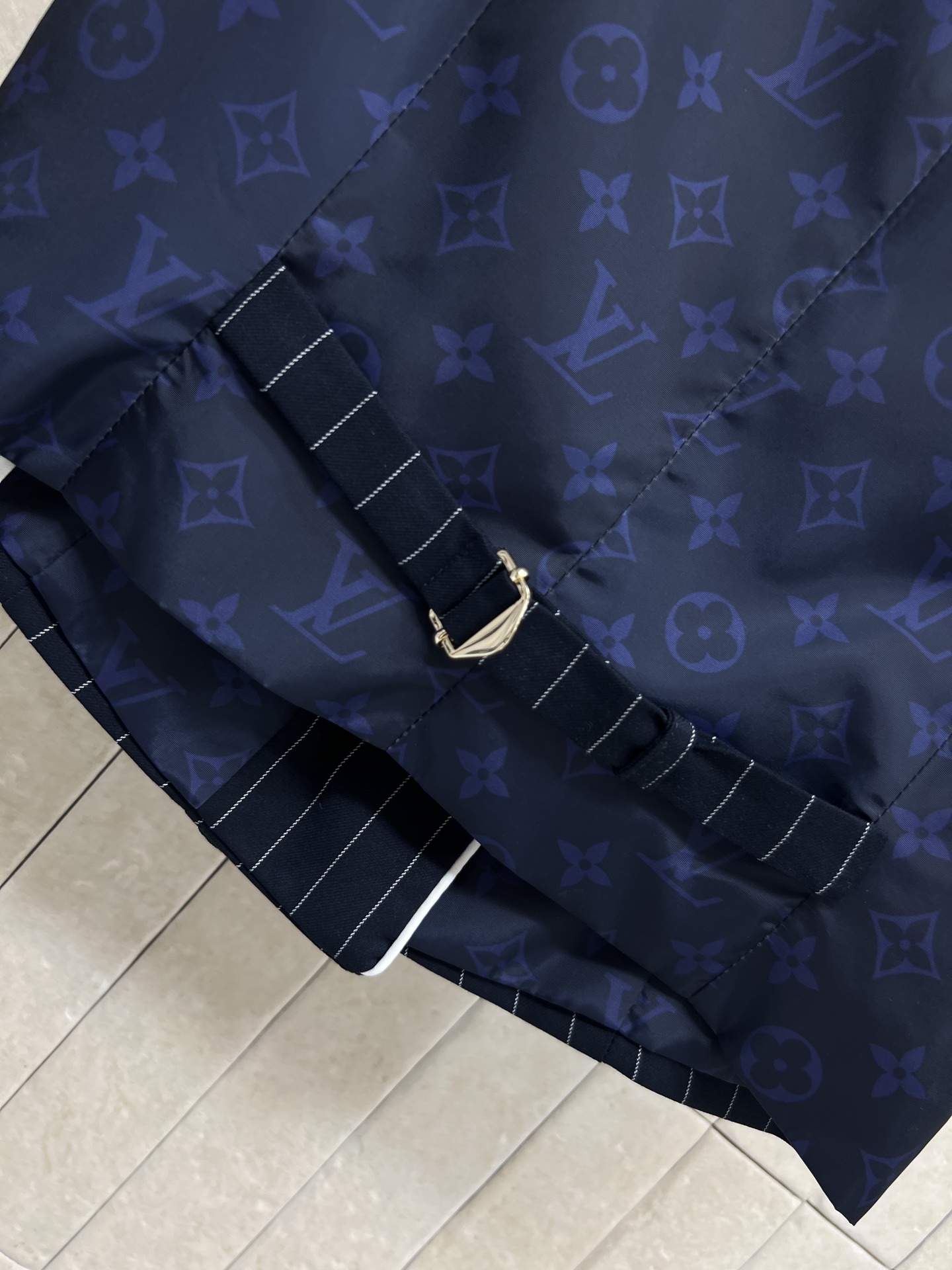 L家 26春夏新款 条纹短款马甲 面料柔软有型 弧形包边+精致金扣 细节拉满质感 短款收腰不规则纽扣开襟