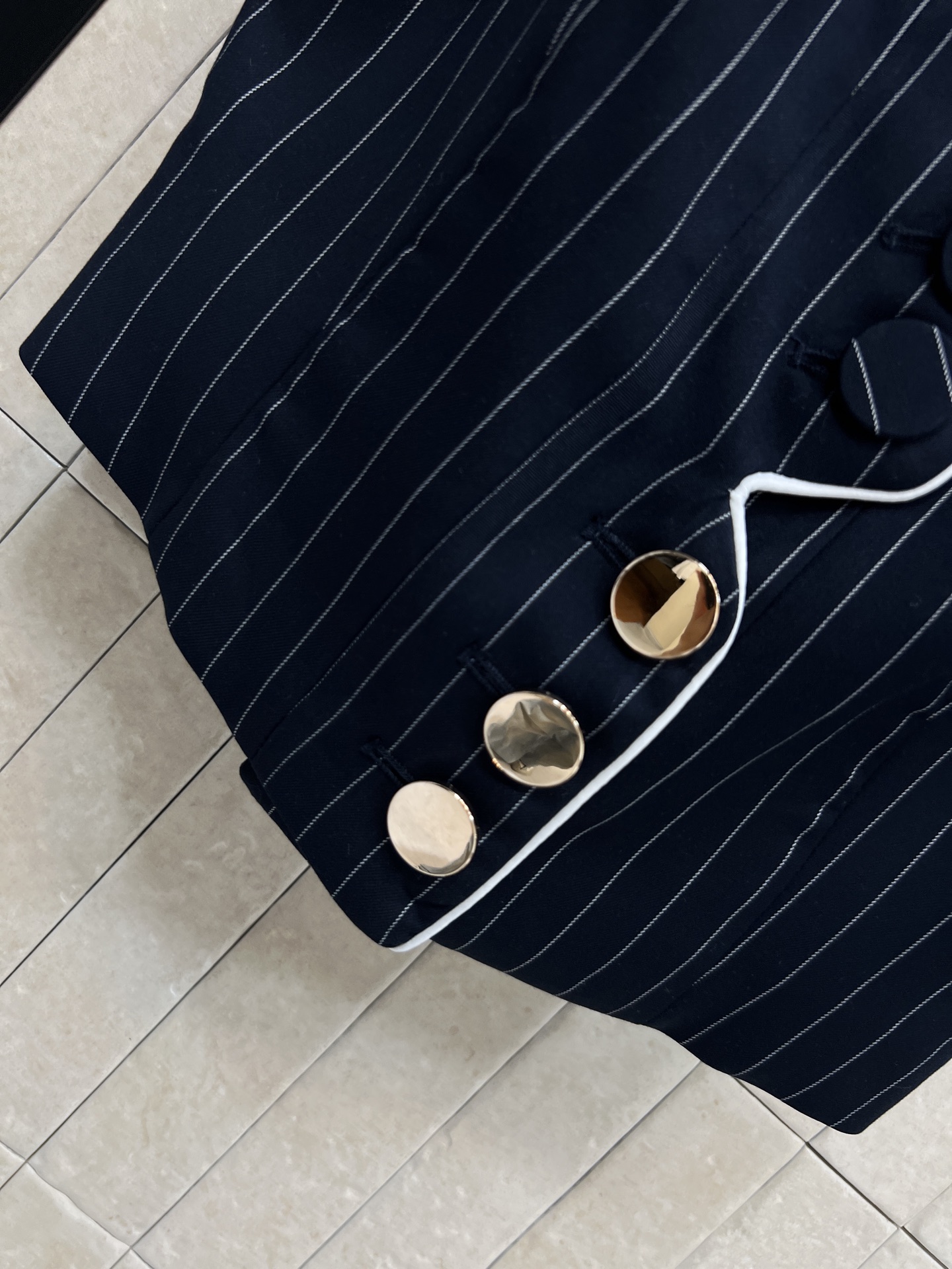 L家 26春夏新款 条纹短款马甲 面料柔软有型 弧形包边+精致金扣 细节拉满质感 短款收腰不规则纽扣开襟