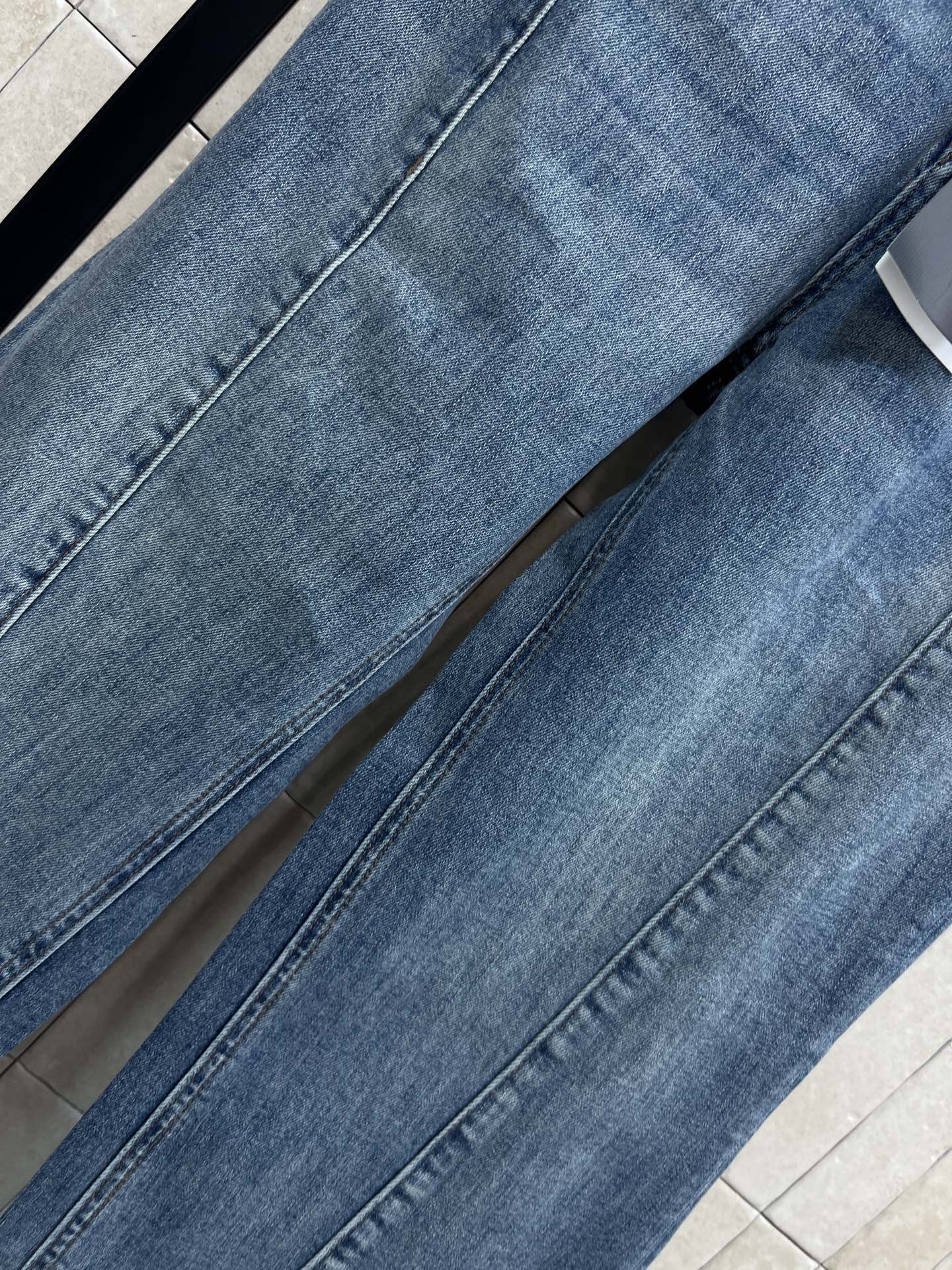 C家 26春夏新款 漏腰阔腿牛仔裤 高弹力牛仔面料 穿着超舒适 腰部一侧镂空设计 中线立体压褶剪裁 时髦