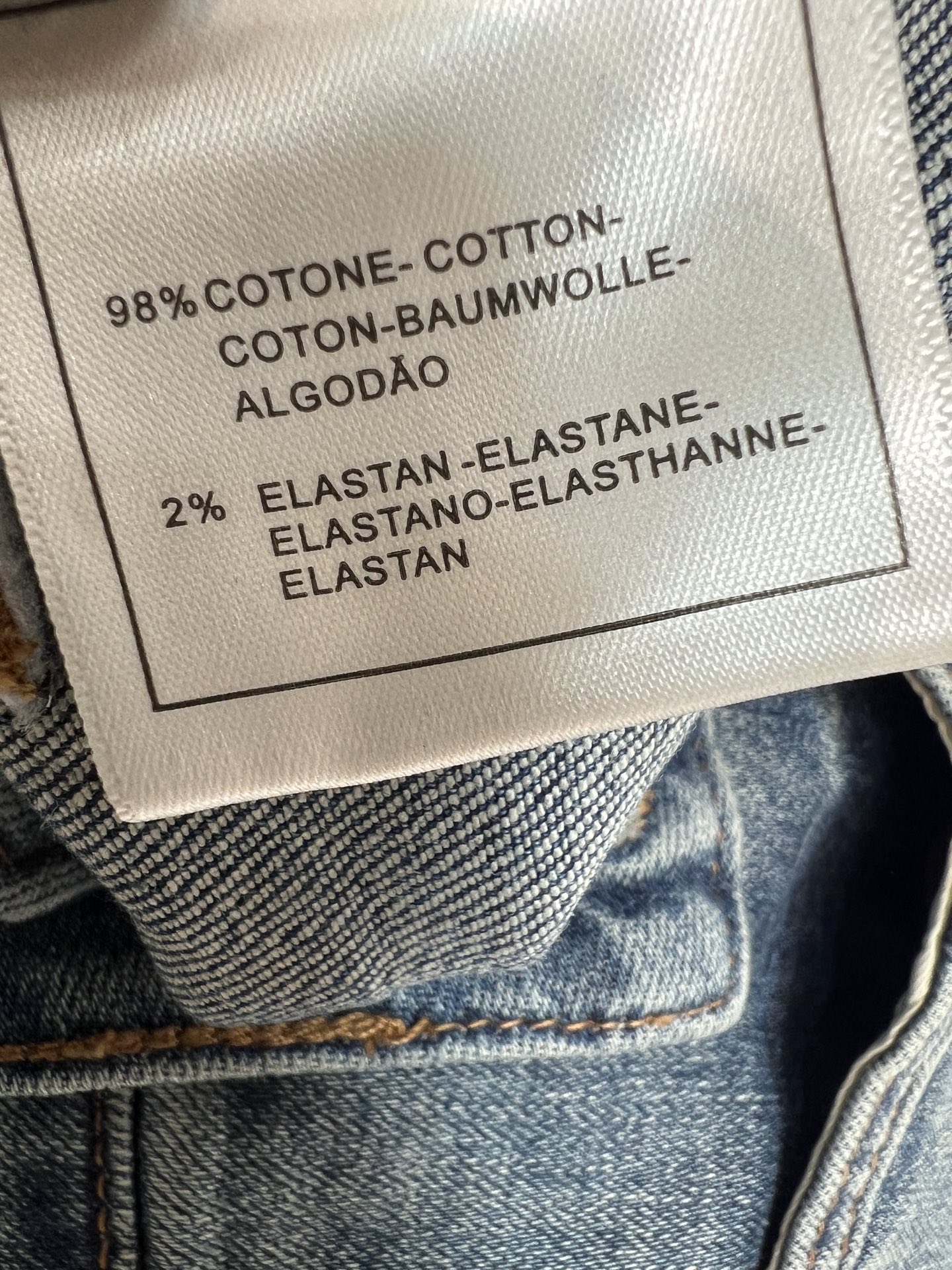 C家 26春夏新款 漏腰阔腿牛仔裤 高弹力牛仔面料 穿着超舒适 腰部一侧镂空设计 中线立体压褶剪裁 时髦