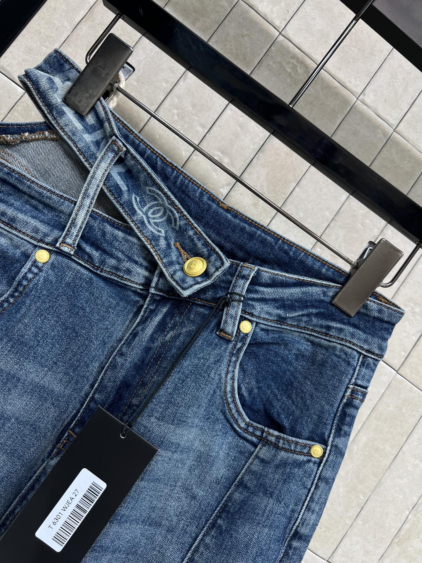 C家 26春夏新款 漏腰阔腿牛仔裤 高弹力牛仔面料 穿着超舒适 腰部一侧镂空设计 中线立体压褶剪裁 时髦