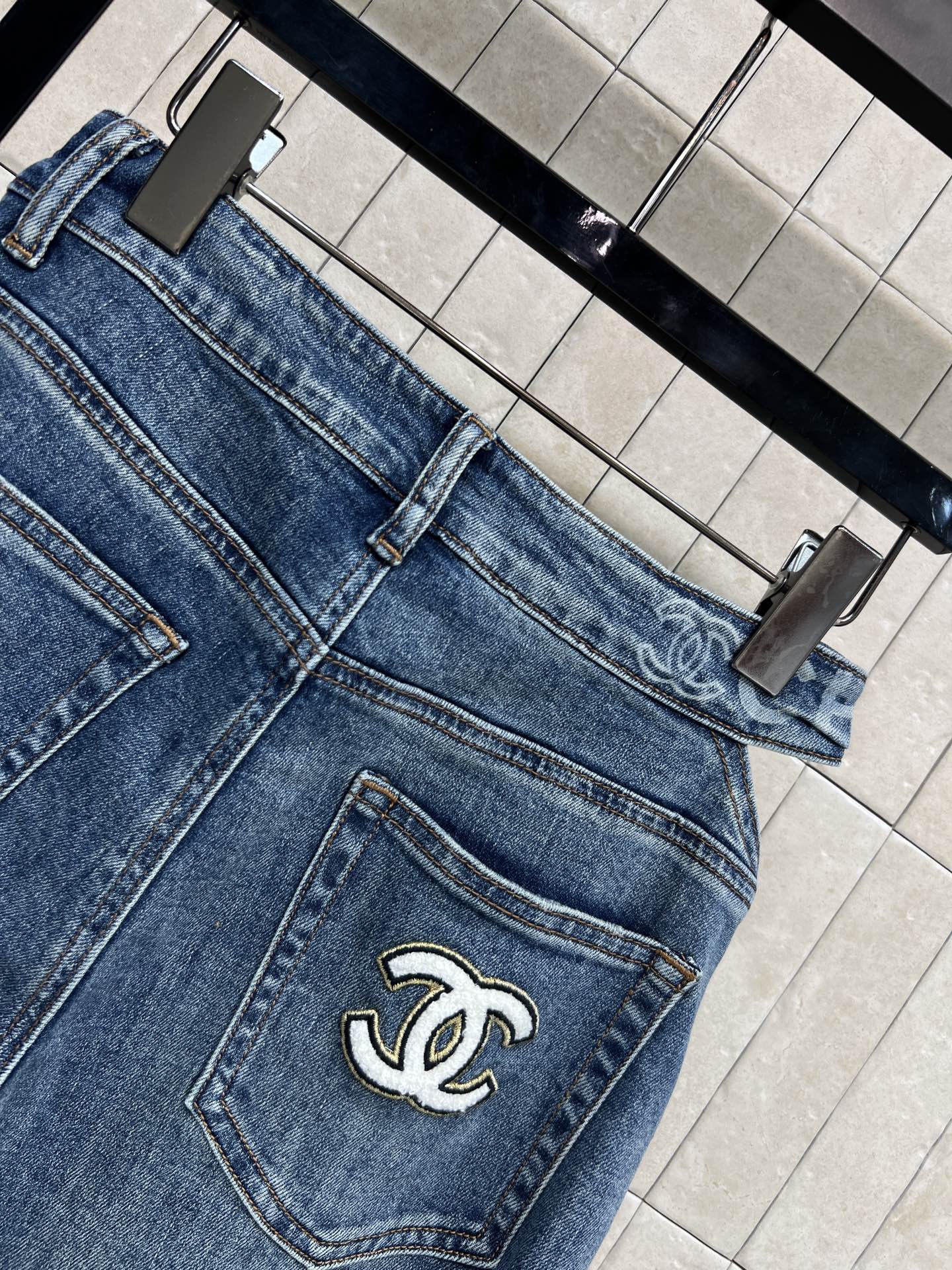 C家 26春夏新款 漏腰阔腿牛仔裤 高弹力牛仔面料 穿着超舒适 腰部一侧镂空设计 中线立体压褶剪裁 时髦