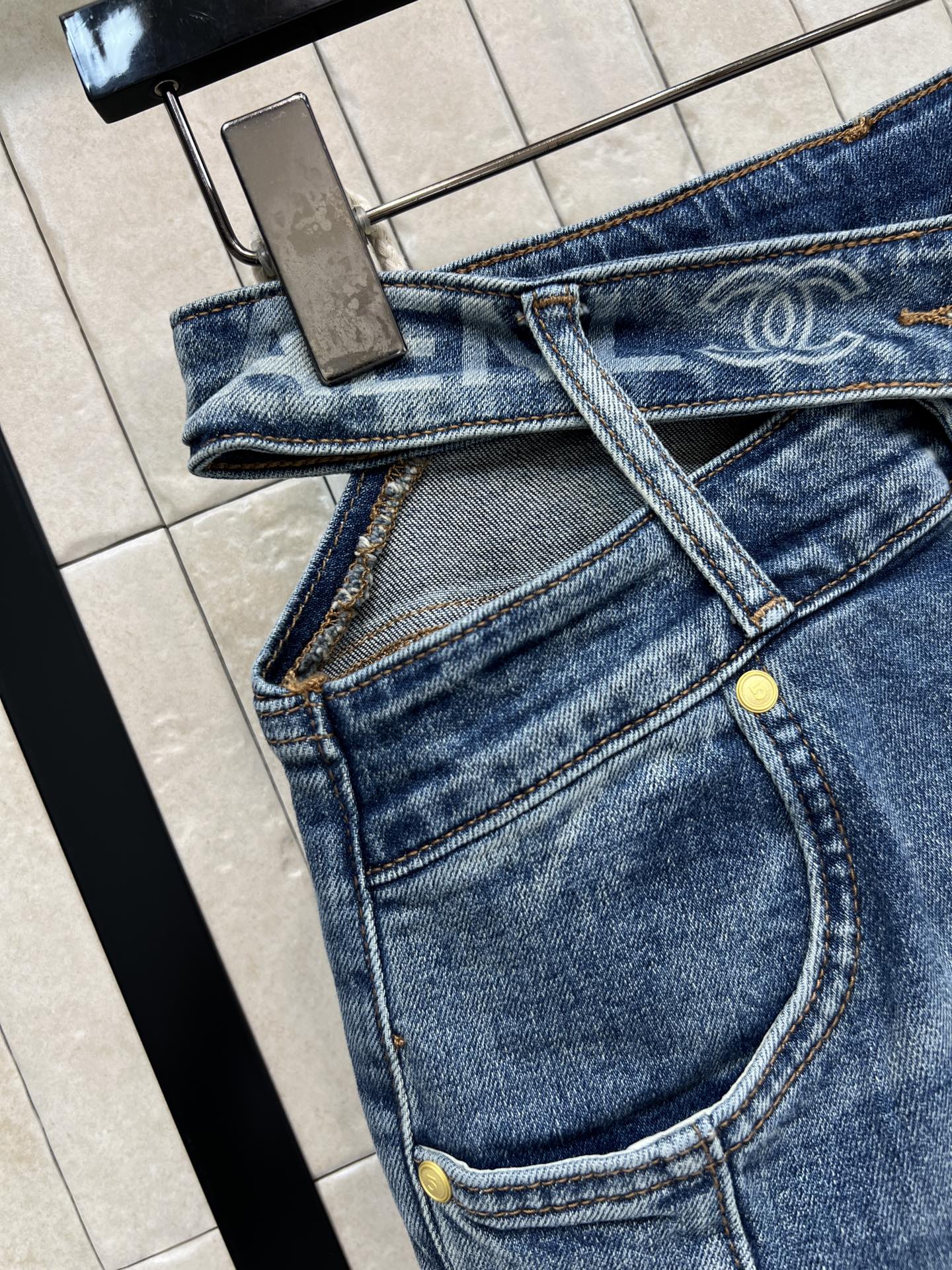 C家 26春夏新款 漏腰阔腿牛仔裤 高弹力牛仔面料 穿着超舒适 腰部一侧镂空设计 中线立体压褶剪裁 时髦