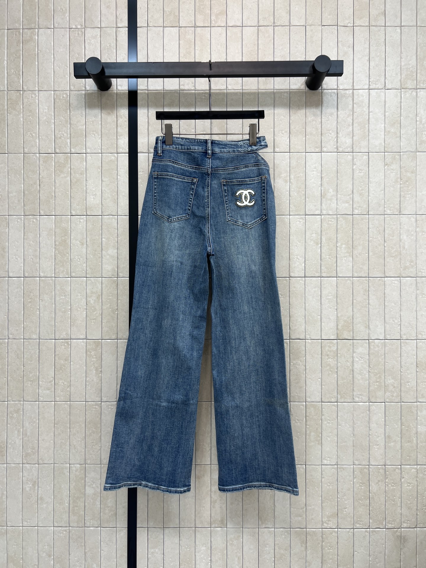 C家 26春夏新款 漏腰阔腿牛仔裤 高弹力牛仔面料 穿着超舒适 腰部一侧镂空设计 中线立体压褶剪裁 时髦