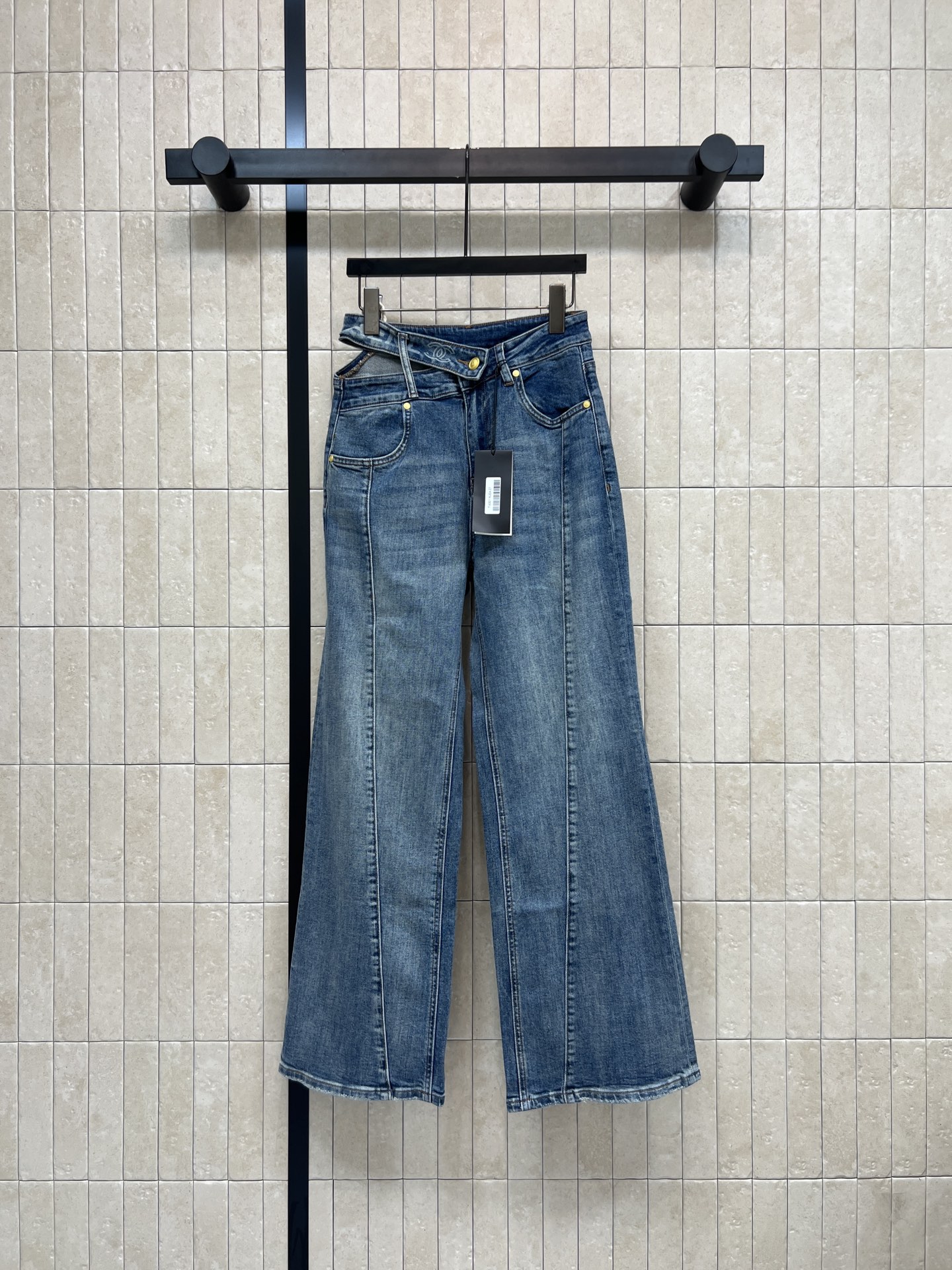 C家 26春夏新款 漏腰阔腿牛仔裤 高弹力牛仔面料 穿着超舒适 腰部一侧镂空设计 中线立体压褶剪裁 时髦