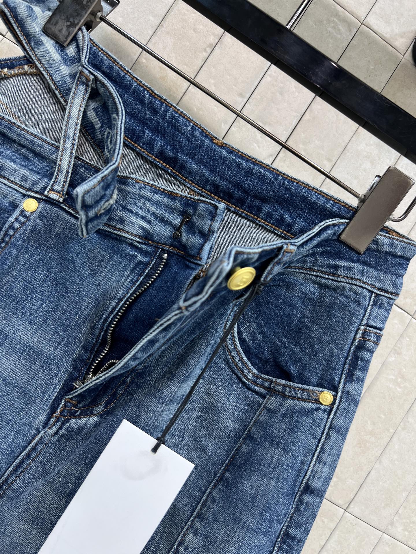 C家 26春夏新款 漏腰阔腿牛仔裤 高弹力牛仔面料 穿着超舒适 腰部一侧镂空设计 中线立体压褶剪裁 时髦