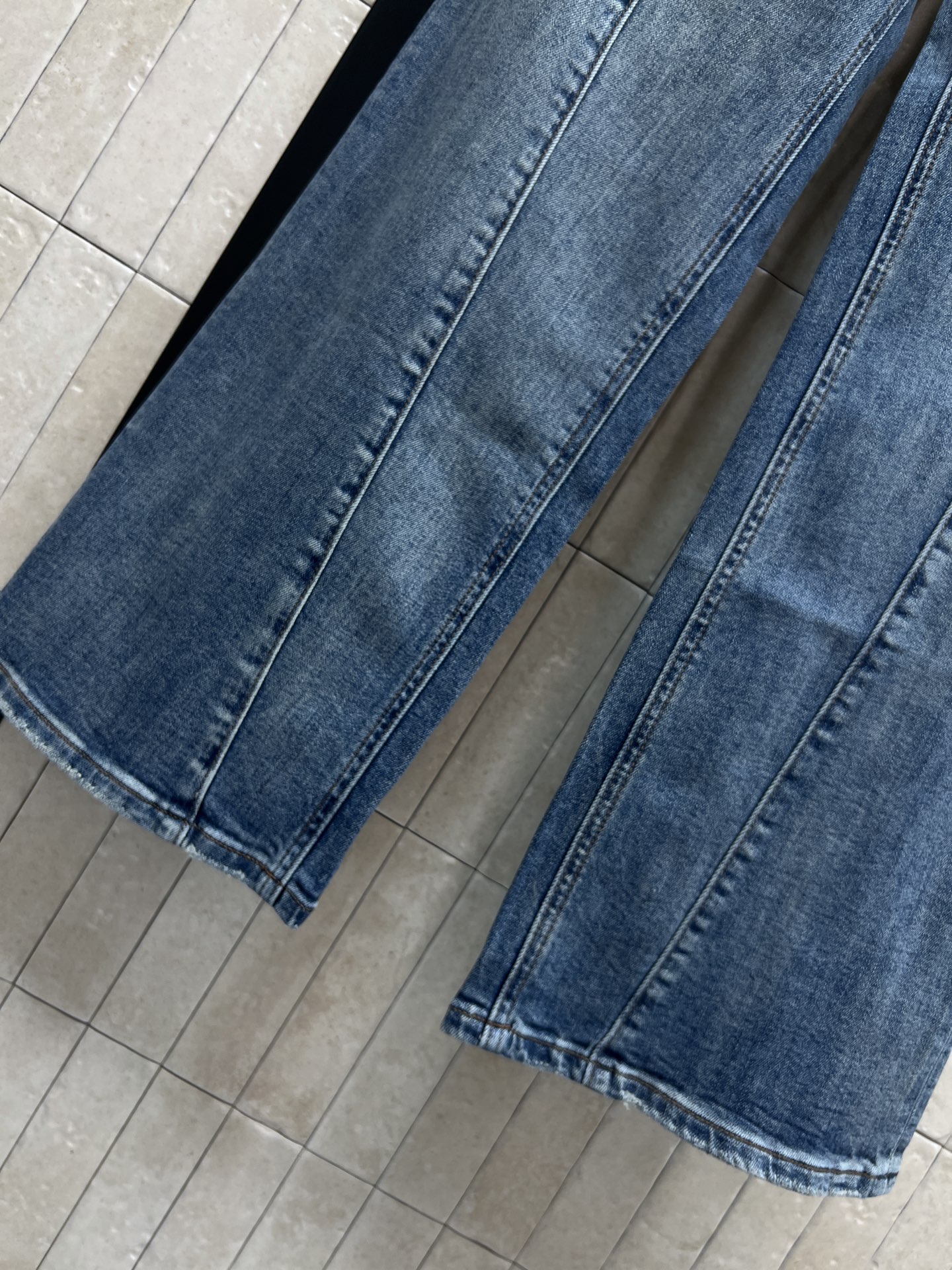 C家 26春夏新款 漏腰阔腿牛仔裤 高弹力牛仔面料 穿着超舒适 腰部一侧镂空设计 中线立体压褶剪裁 时髦