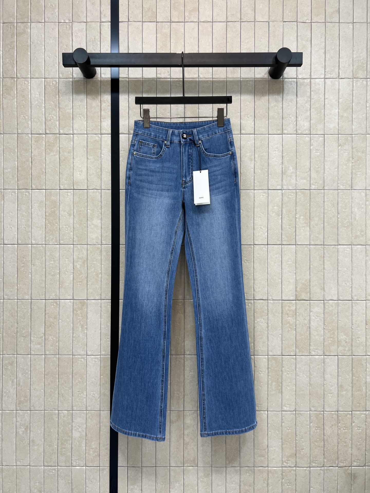 C家 26春夏新款 高腰微喇牛仔裤 微喇裤型修饰小腿线条 拉长腿部比例 显瘦效果超赞 高腰设计提升腰线 