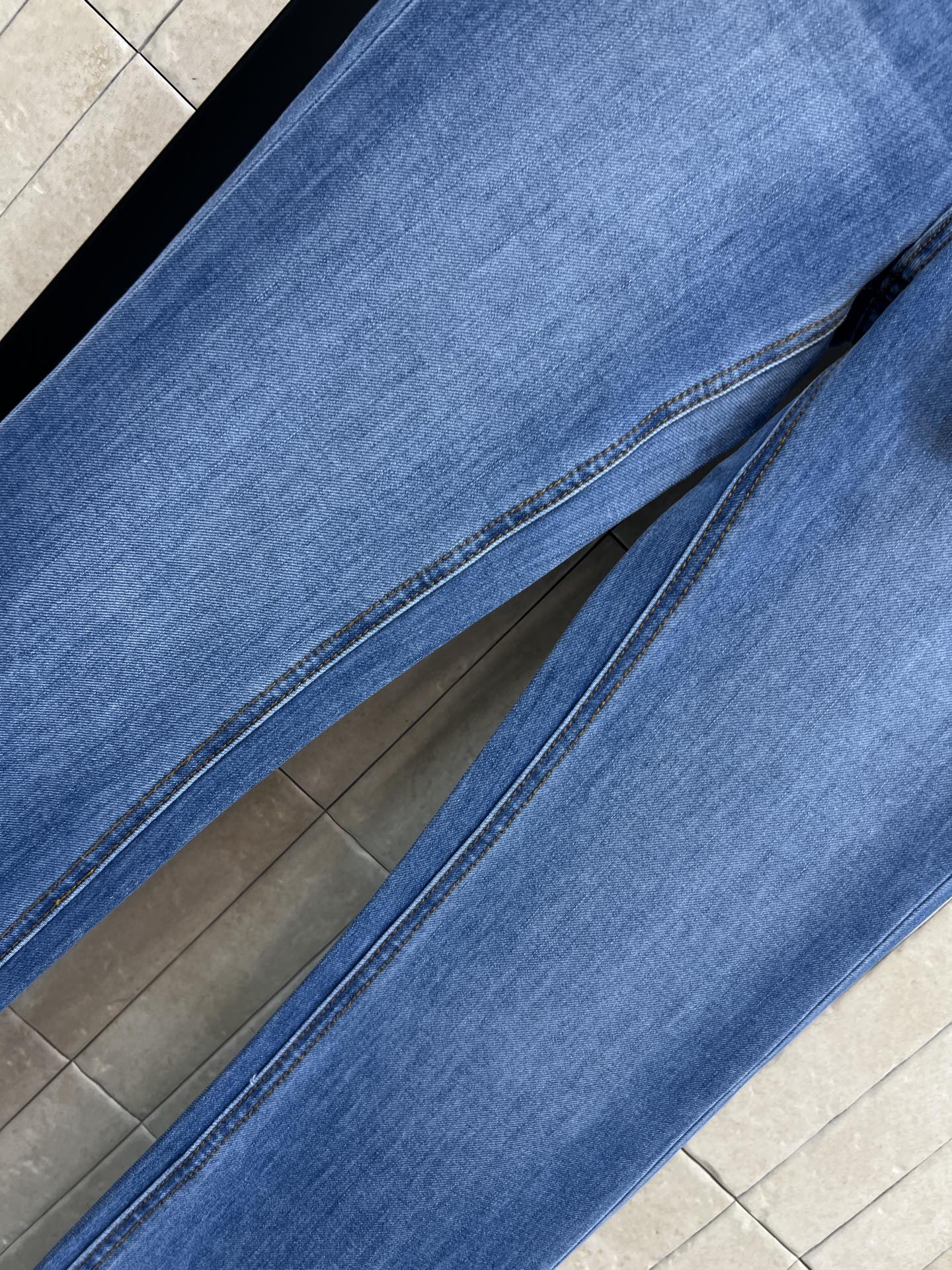 C家 26春夏新款 高腰微喇牛仔裤 微喇裤型修饰小腿线条 拉长腿部比例 显瘦效果超赞 高腰设计提升腰线 