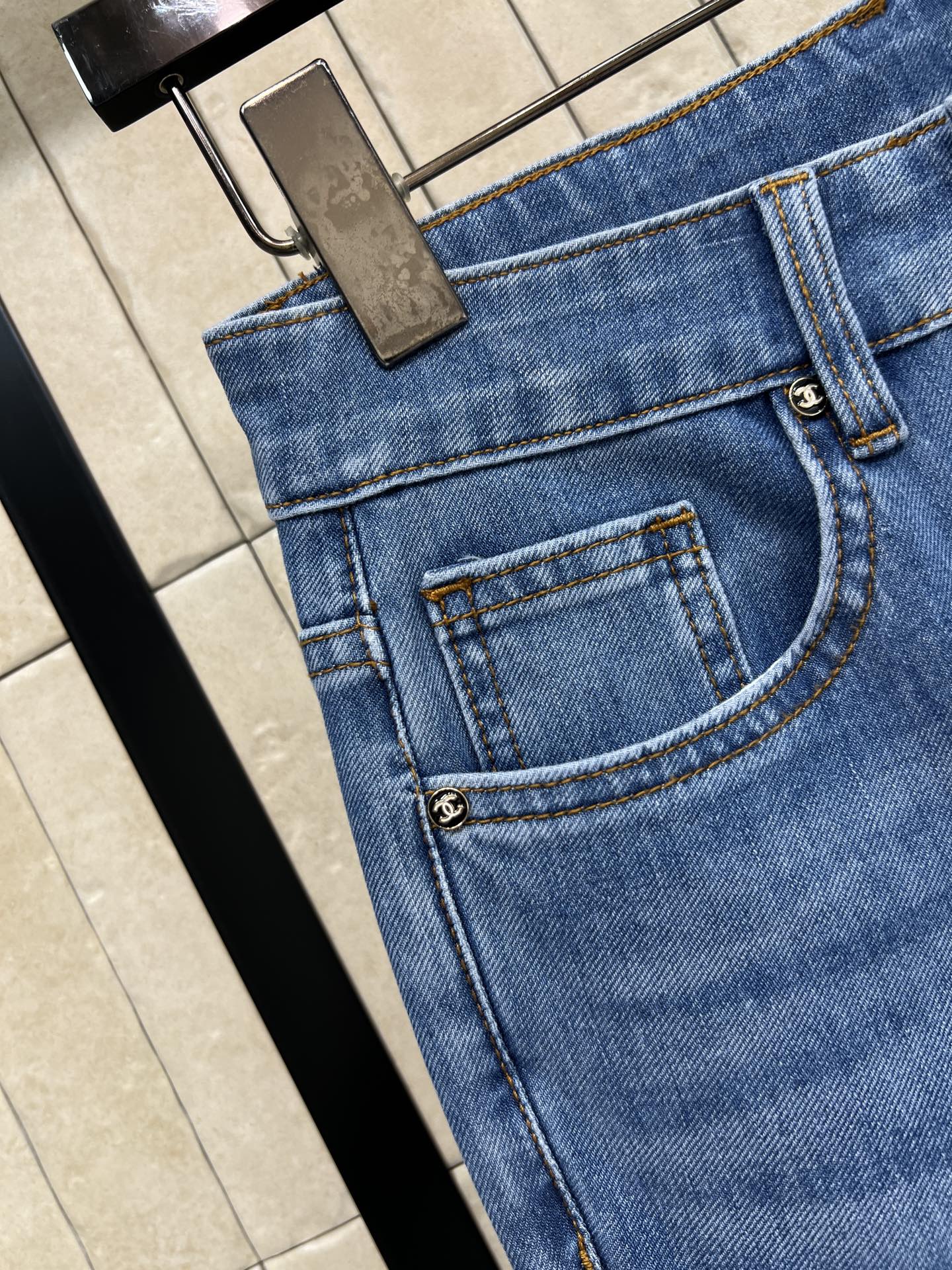 C家 26春夏新款 高腰微喇牛仔裤 微喇裤型修饰小腿线条 拉长腿部比例 显瘦效果超赞 高腰设计提升腰线 