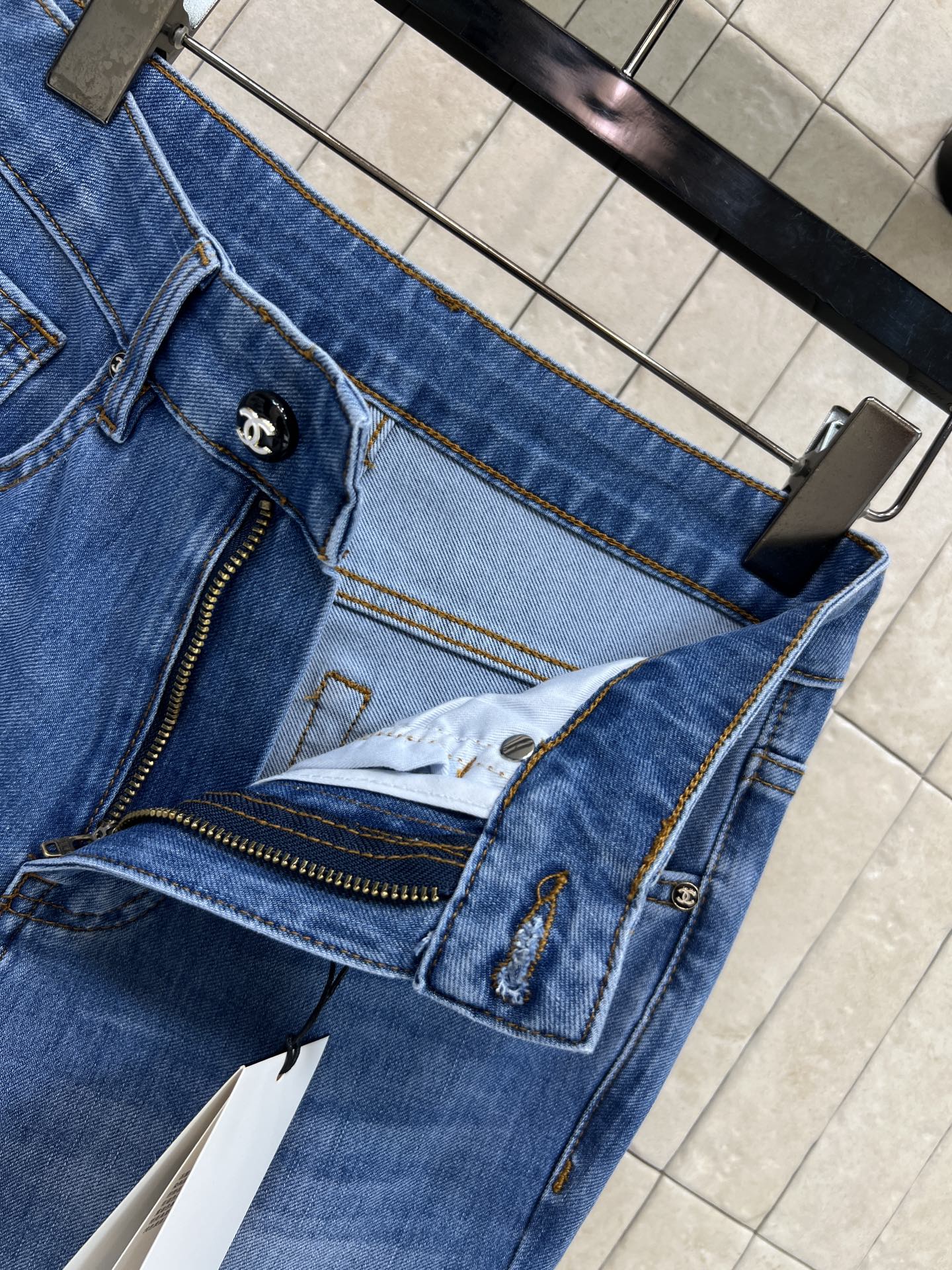 C家 26春夏新款 高腰微喇牛仔裤 微喇裤型修饰小腿线条 拉长腿部比例 显瘦效果超赞 高腰设计提升腰线 