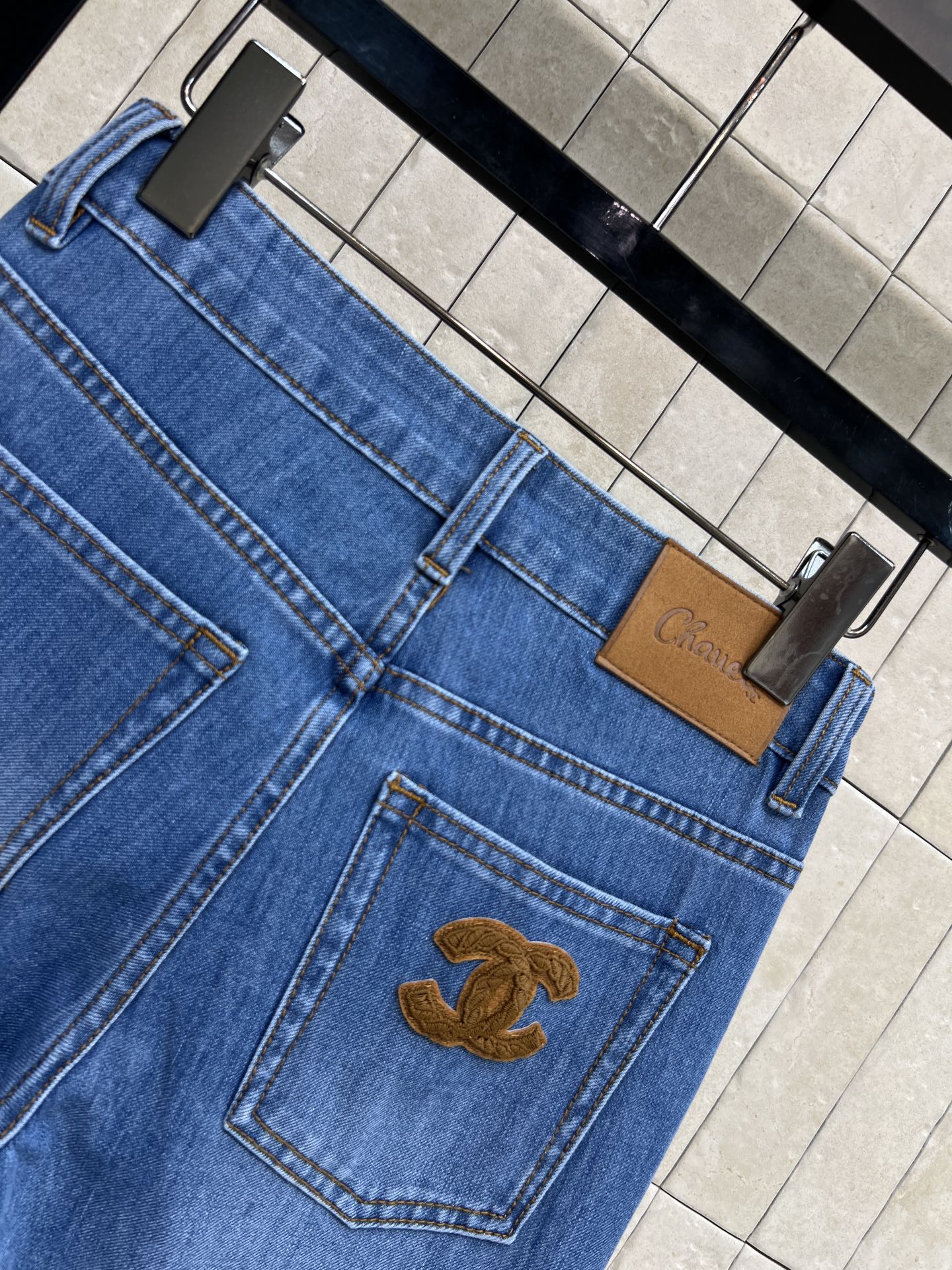 C家 26春夏新款 高腰微喇牛仔裤 微喇裤型修饰小腿线条 拉长腿部比例 显瘦效果超赞 高腰设计提升腰线 