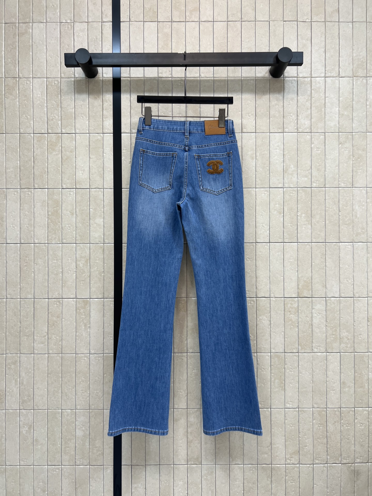 C家 26春夏新款 高腰微喇牛仔裤 微喇裤型修饰小腿线条 拉长腿部比例 显瘦效果超赞 高腰设计提升腰线 