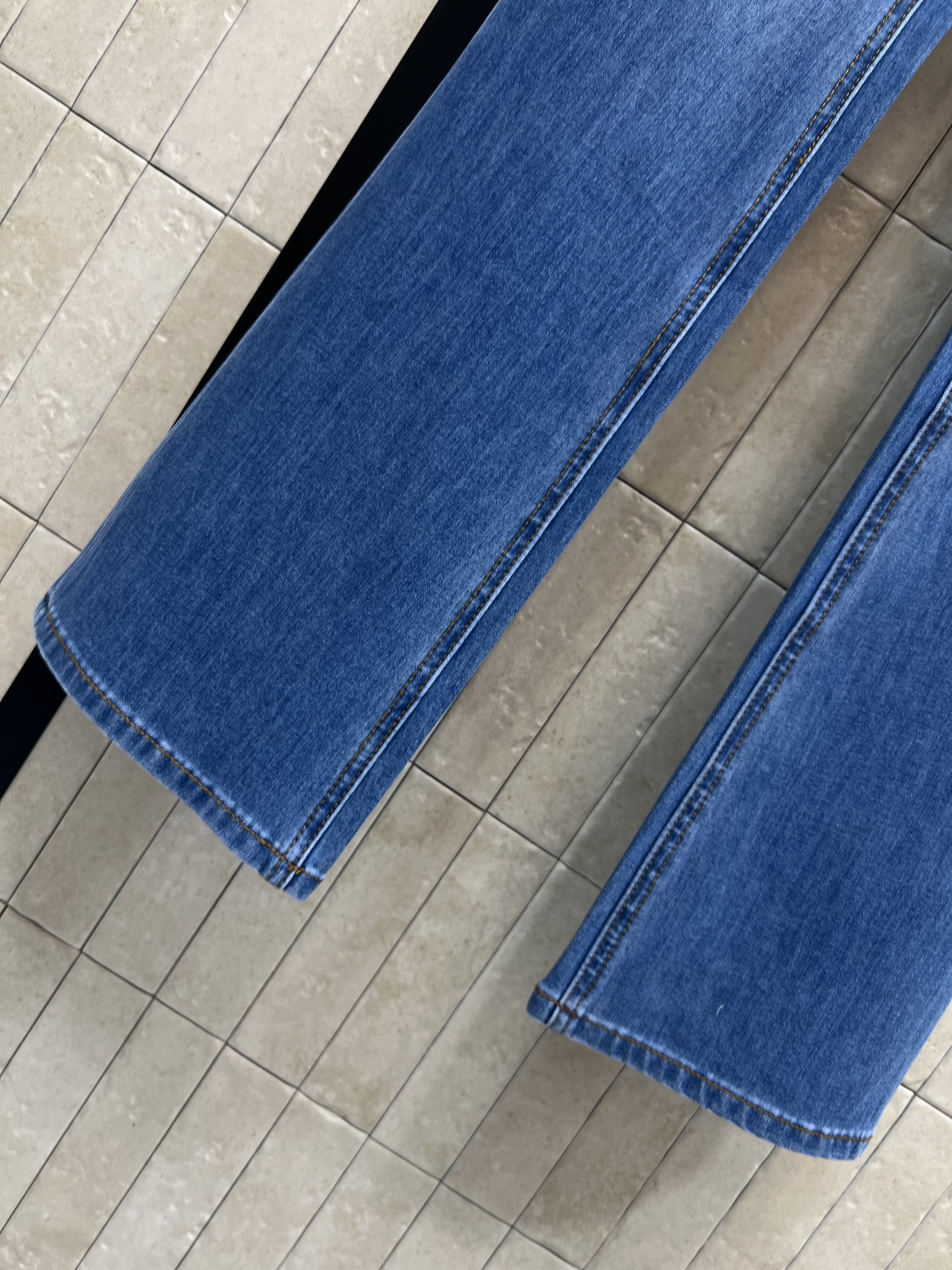 C家 26春夏新款 高腰微喇牛仔裤 微喇裤型修饰小腿线条 拉长腿部比例 显瘦效果超赞 高腰设计提升腰线 