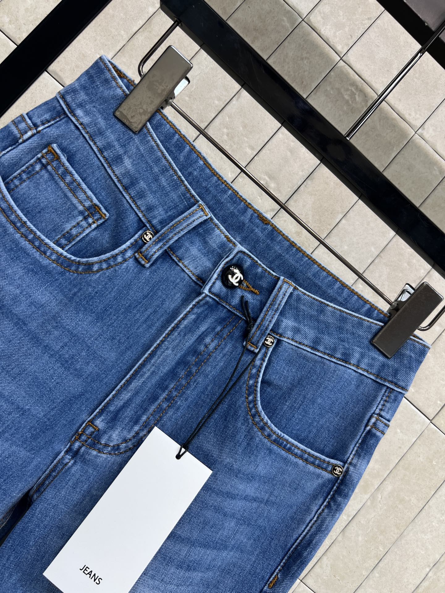 C家 26春夏新款 高腰微喇牛仔裤 微喇裤型修饰小腿线条 拉长腿部比例 显瘦效果超赞 高腰设计提升腰线 