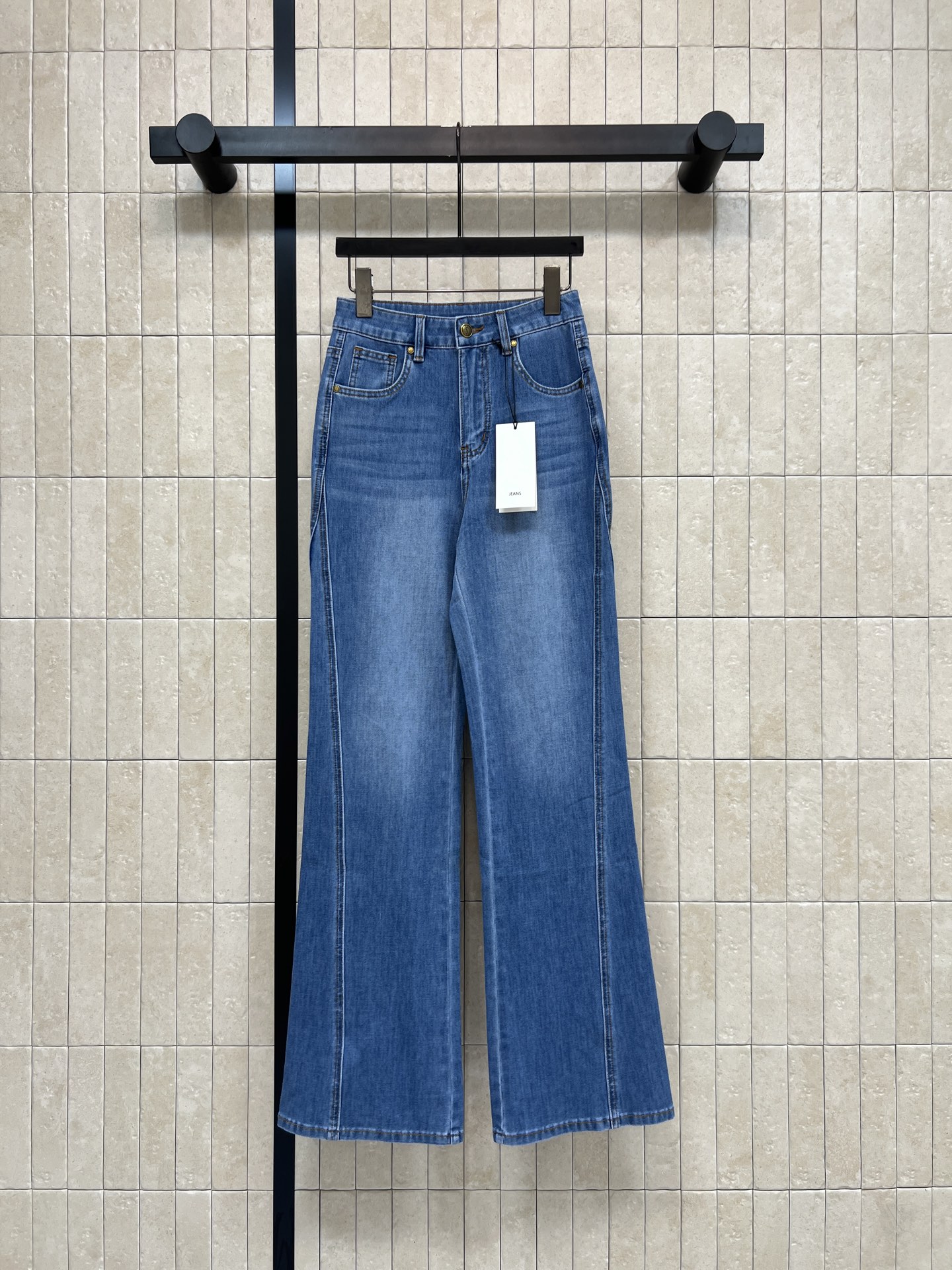 NO:805691,SLP Home 26 Spring and Summer New Style High-waisted bootcut jeans, soft and waxy stretch denim fabric, not tight for long periods of time, high waist to tighten the waist and abdomen, midline three-dimensional pleats, visually elongating the legs vertically. Pair with a short top or sweater to easily create a taller and slimmer look. Easily manage commuting, shopping, and leisure. Five sizes in one color Size/26-27-28-29-30,,loro piana,jeans,19860909SLP家 26春夏新款 高腰微喇牛仔裤 软糯弹力牛仔面料 久坐不紧绷 高腰收紧腰腹 中线立体压褶 视觉纵向拉长双腿 搭配短上衣或针织衫 轻松打造显高显瘦 通勤 逛街 休闲都能轻松驾驭 一色五码Size/26-27-28-29-30,,loro piana,jeans,,Women's clothing