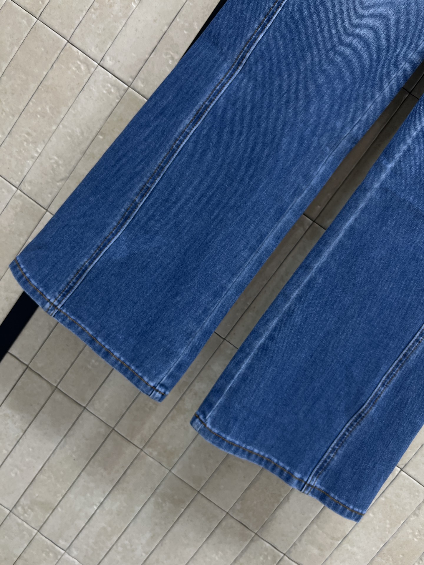 SLP家 26春夏新款 ​​高腰微喇牛仔裤 软糯弹力牛仔面料 久坐不紧绷 高腰收紧腰腹 中线立体压褶 视