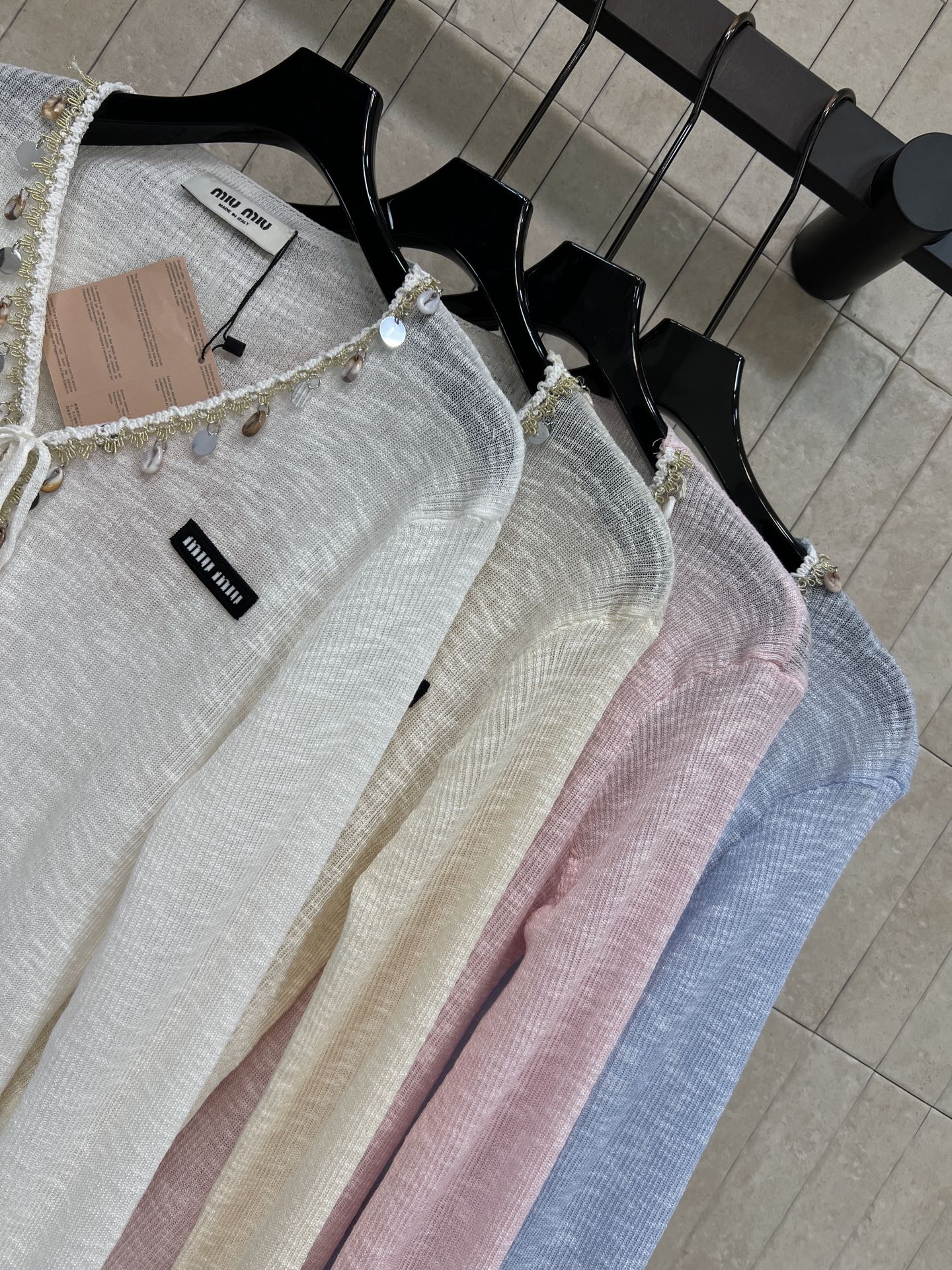 MIU家 26春夏新款 V领长袖针织上衣 轻薄透气 春夏外搭超适合 V领+珍珠纽扣设计 优雅又精致 长袖