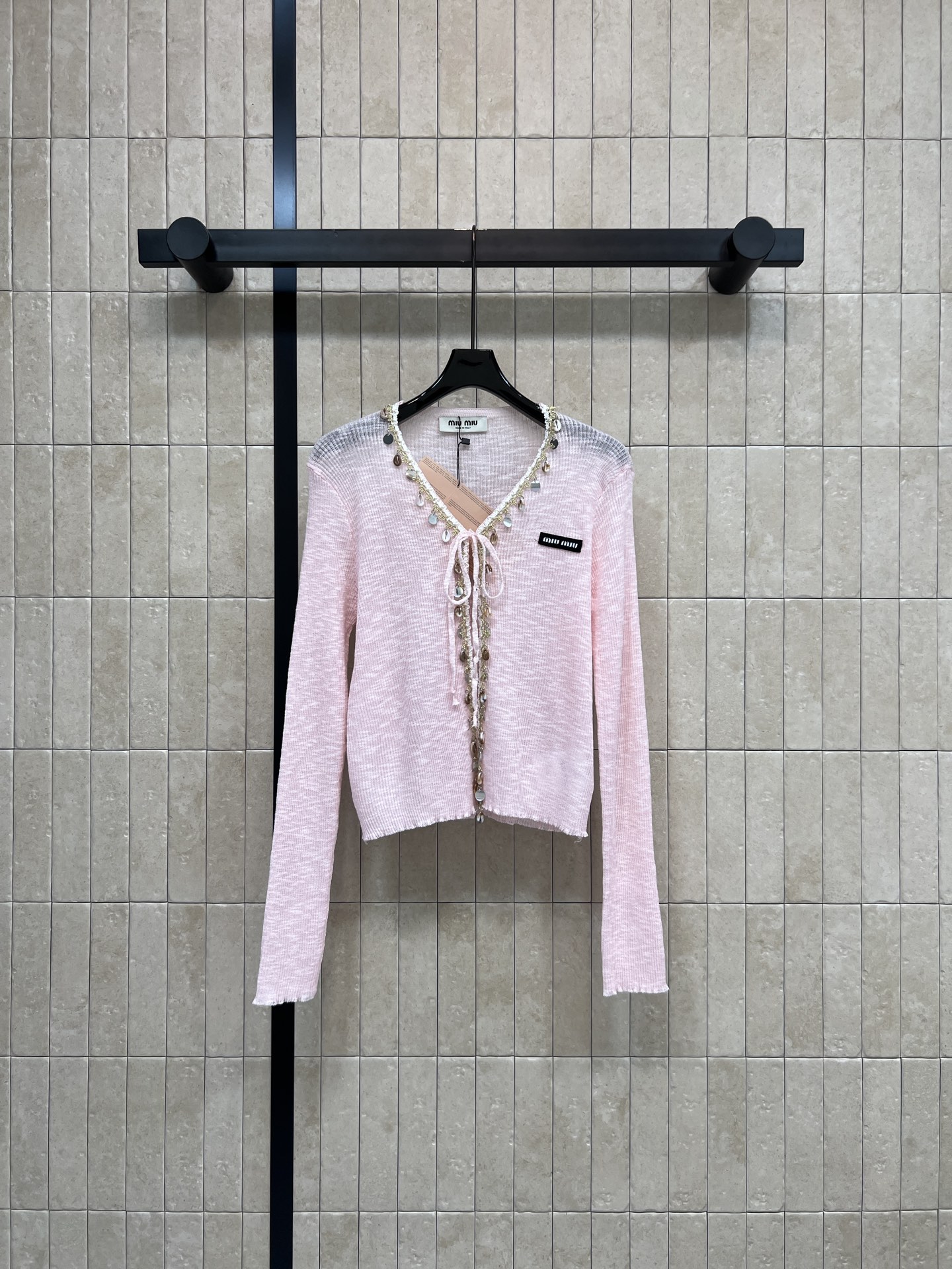 MIU家 26春夏新款 V领长袖针织上衣 轻薄透气 春夏外搭超适合 V领+珍珠纽扣设计 优雅又精致 长袖