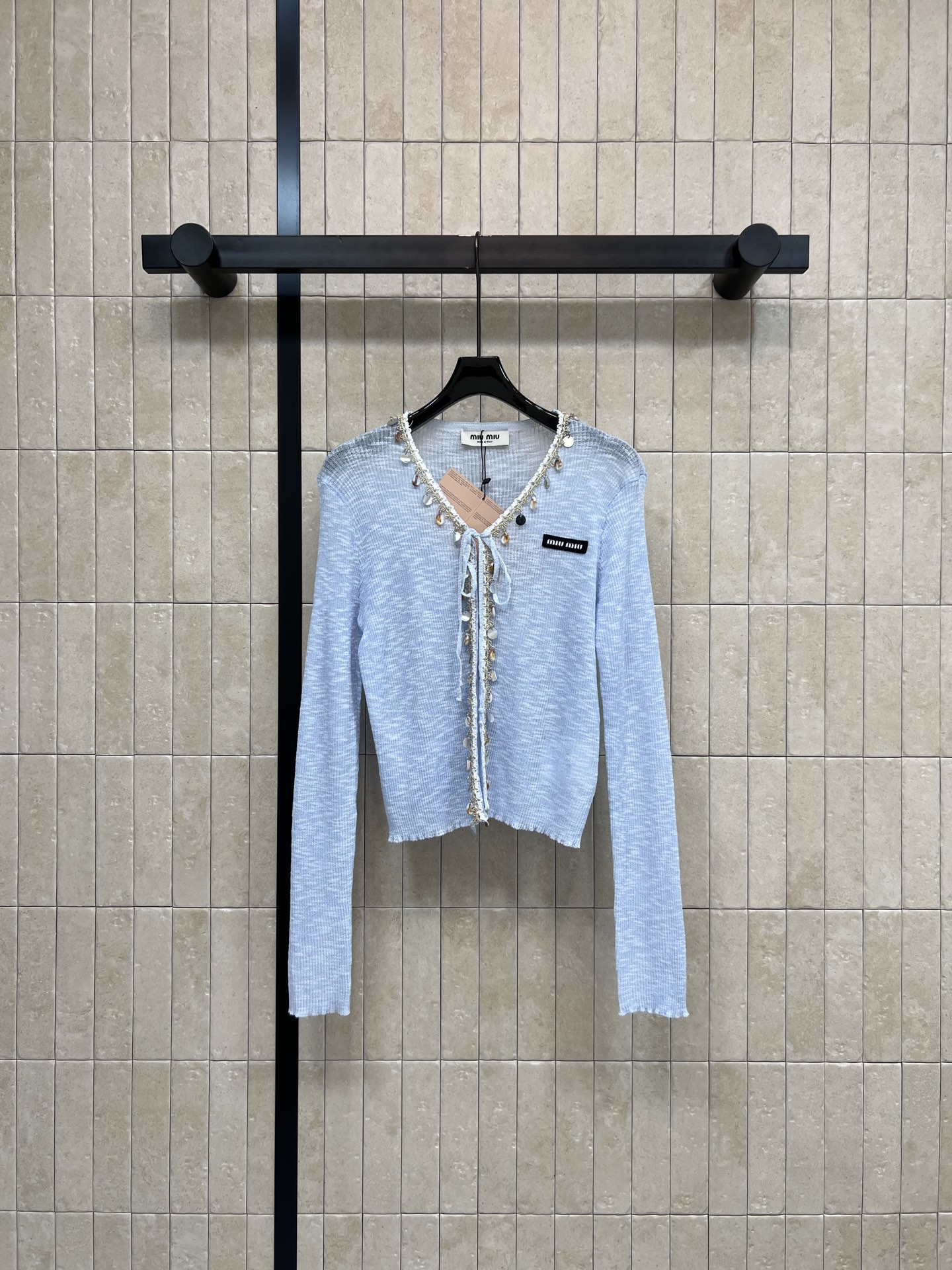 MIU家 26春夏新款 V领长袖针织上衣 轻薄透气 春夏外搭超适合 V领+珍珠纽扣设计 优雅又精致 长袖