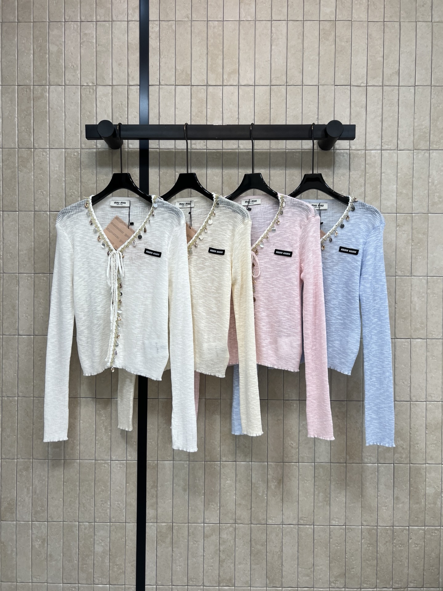 MIU家 26春夏新款 V领长袖针织上衣 轻薄透气 春夏外搭超适合 V领+珍珠纽扣设计 优雅又精致 长袖