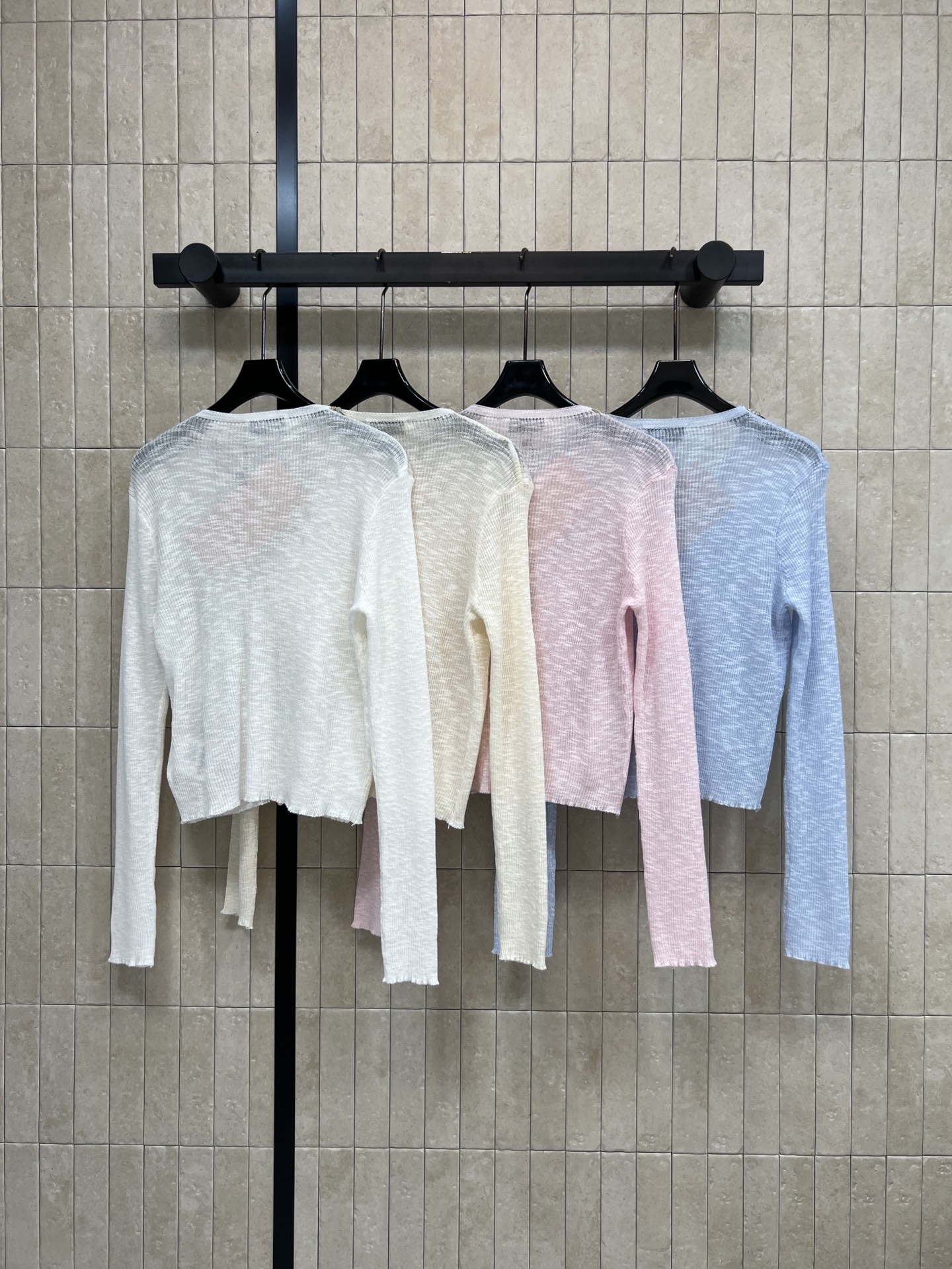 MIU家 26春夏新款 V领长袖针织上衣 轻薄透气 春夏外搭超适合 V领+珍珠纽扣设计 优雅又精致 长袖