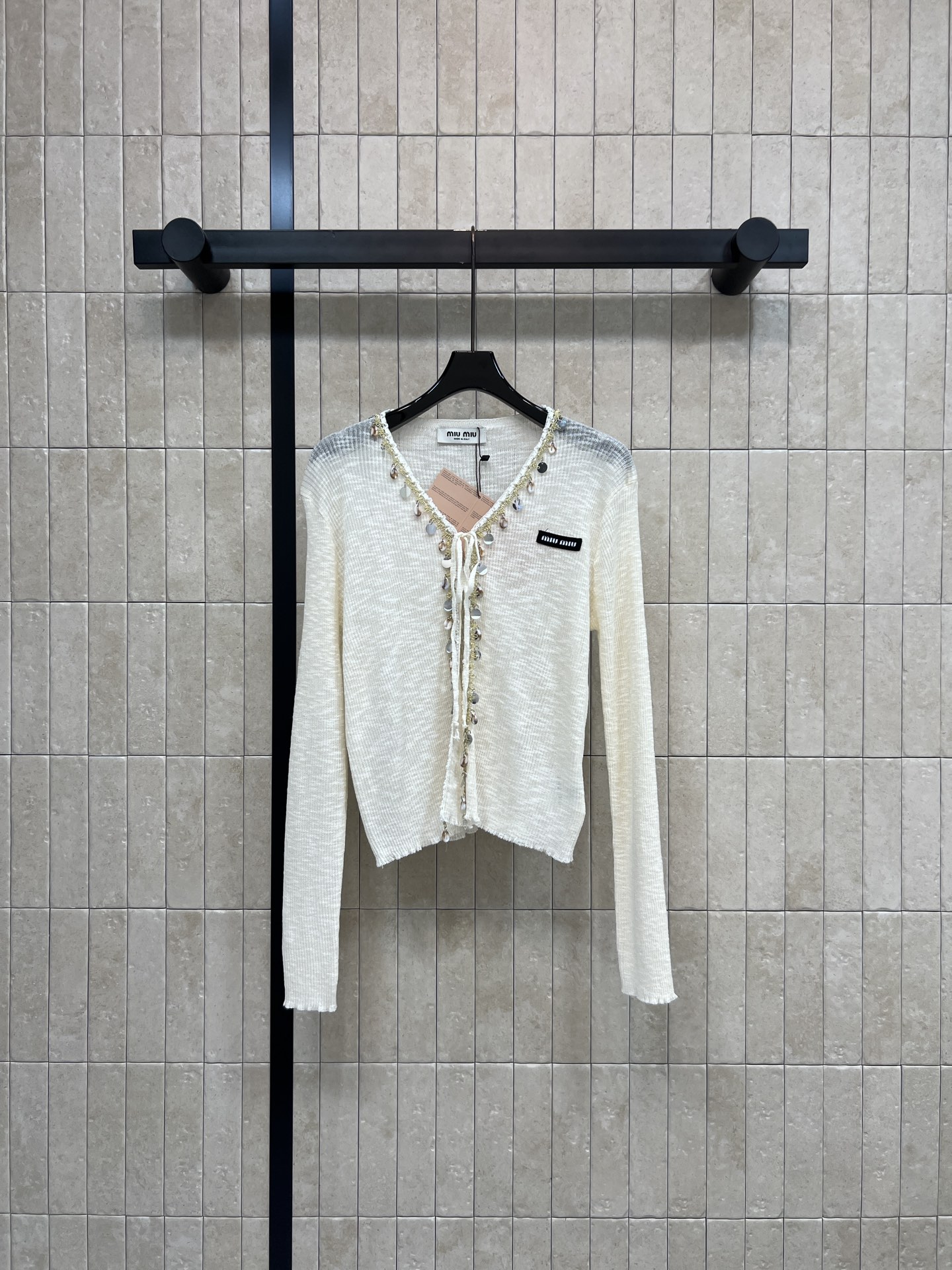 MIU家 26春夏新款 V领长袖针织上衣 轻薄透气 春夏外搭超适合 V领+珍珠纽扣设计 优雅又精致 长袖