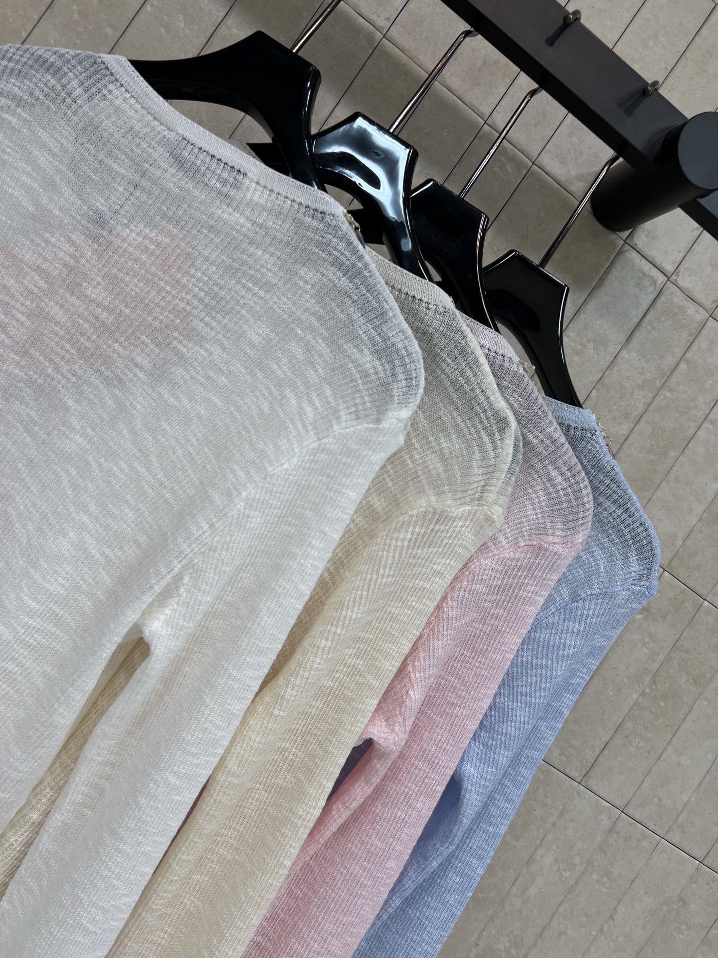 MIU家 26春夏新款 V领长袖针织上衣 轻薄透气 春夏外搭超适合 V领+珍珠纽扣设计 优雅又精致 长袖