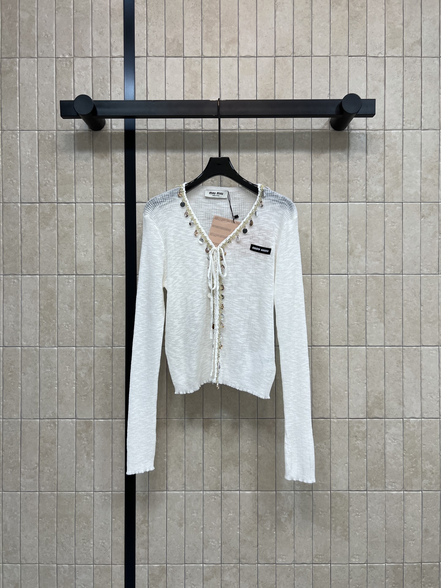 MIU家 26春夏新款 V领长袖针织上衣 轻薄透气 春夏外搭超适合 V领+珍珠纽扣设计 优雅又精致 长袖