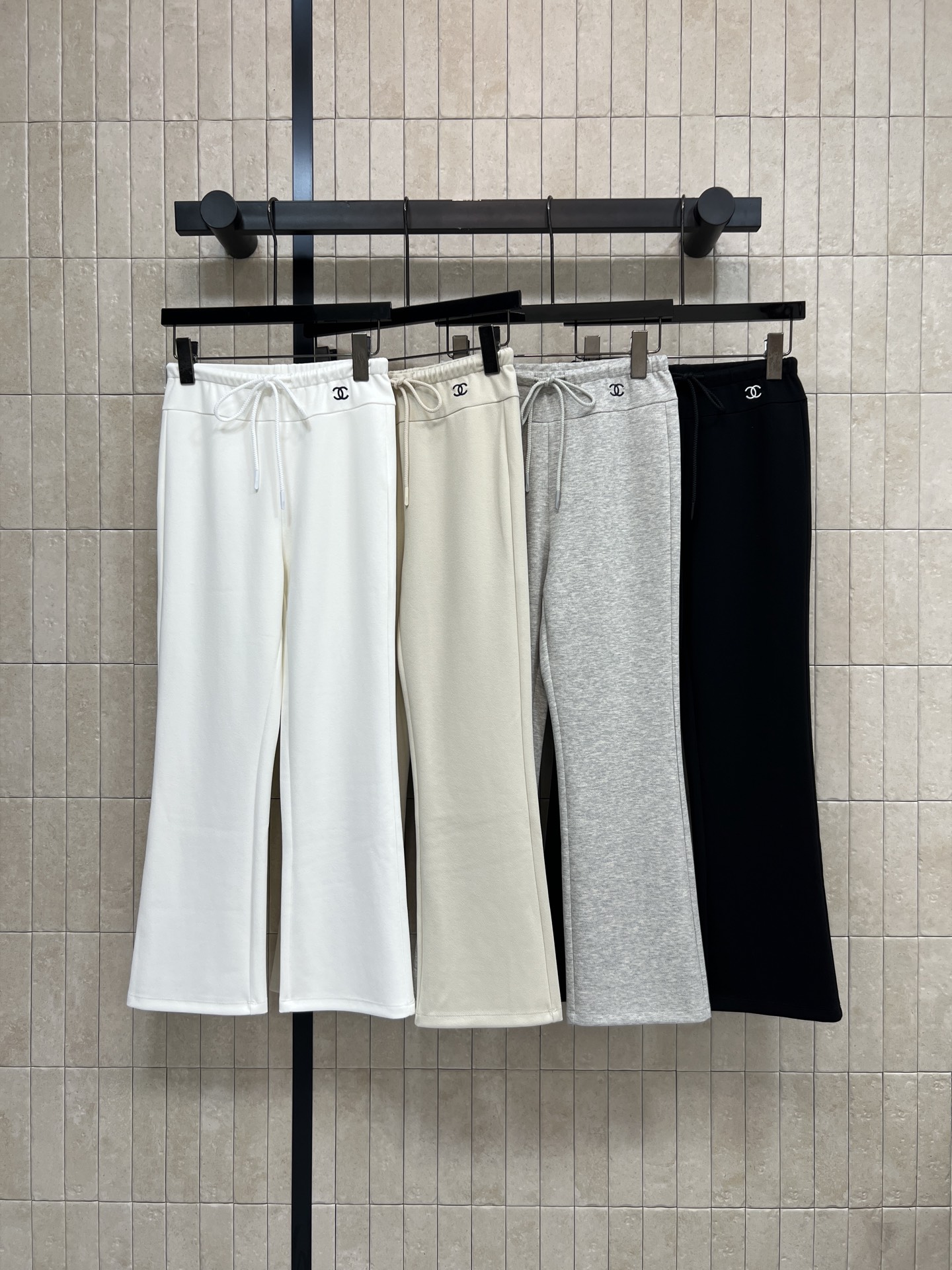 C家 26春夏新款 抽绳休闲阔腿裤 面料柔软亲肤又透气 春夏穿超舒服 高腰+抽绳设计 修饰腰线还很实用 